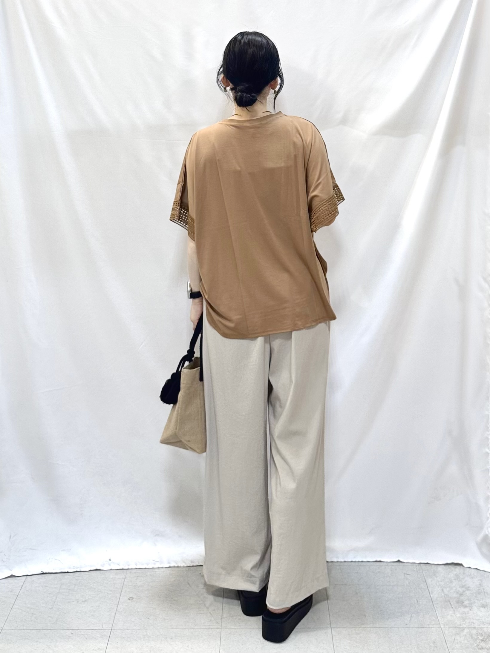 𝐇𝐢𝐫𝐨𝐦𝐢さんの「SHOO･LA･RUE｜【ひんやり/UV】お袖レースが上品 ゆったりとろみトップス」を使ったコーディネート