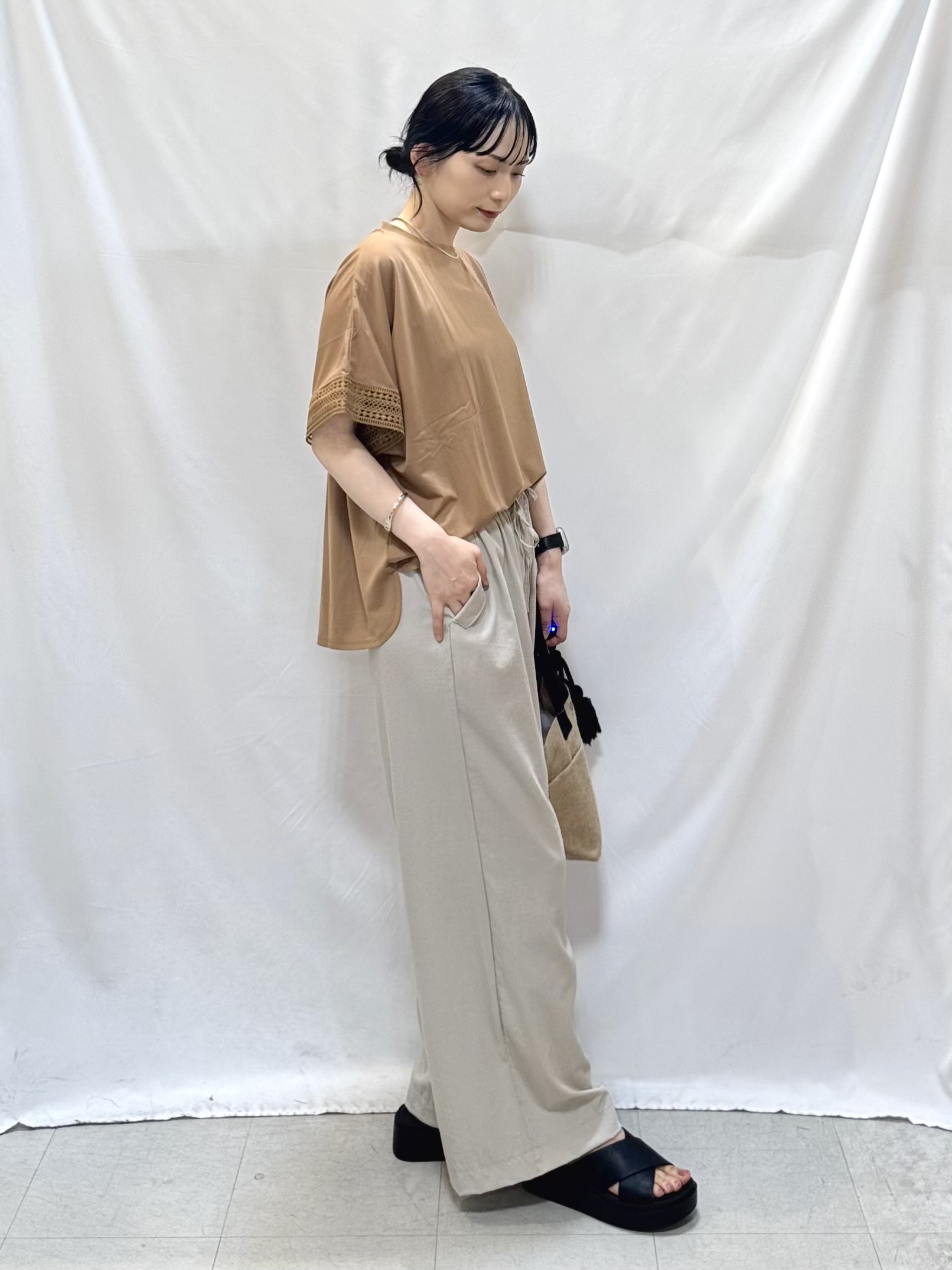 𝐇𝐢𝐫𝐨𝐦𝐢さんの「SHOO･LA･RUE｜【ひんやり/UV】お袖レースが上品 ゆったりとろみトップス」を使ったコーディネート