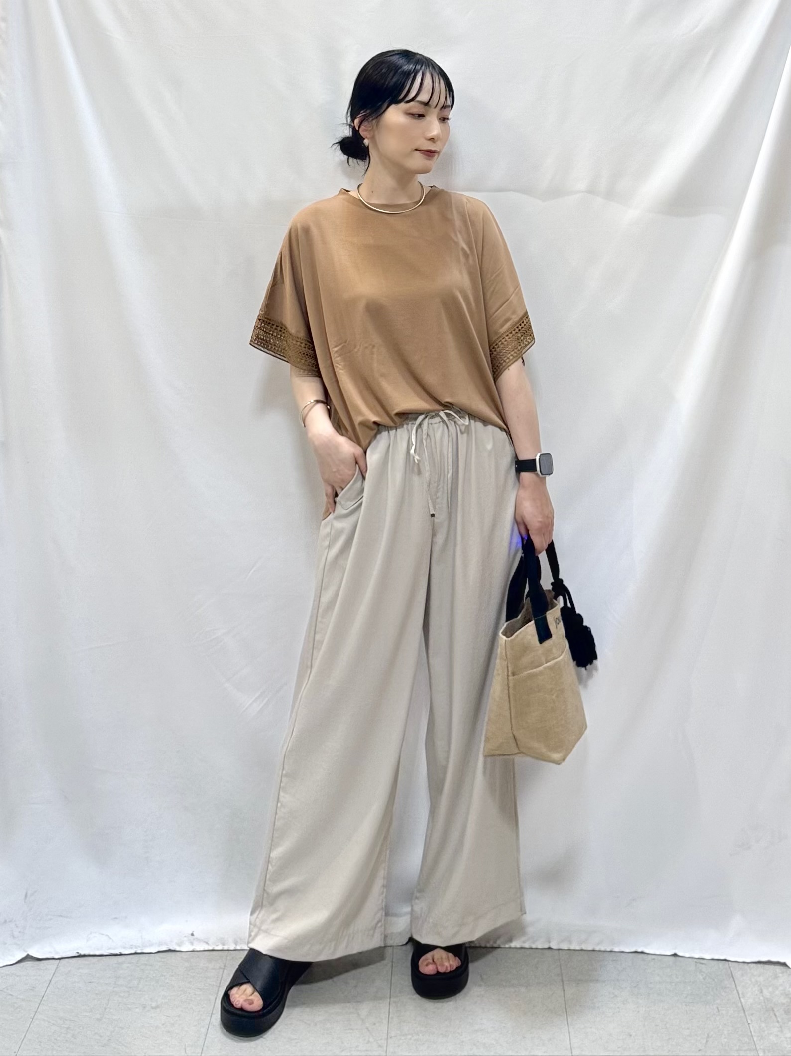 𝐇𝐢𝐫𝐨𝐦𝐢さんの「SHOO･LA･RUE｜【ひんやり/UV】お袖レースが上品 ゆったりとろみトップス」を使ったコーディネート