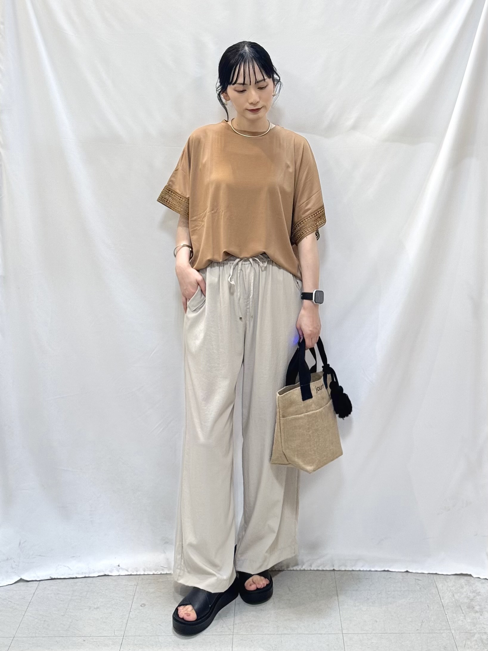 𝐇𝐢𝐫𝐨𝐦𝐢さんの「SHOO･LA･RUE｜【ひんやり/UV】お袖レースが上品 ゆったりとろみトップス」を使ったコーディネート
