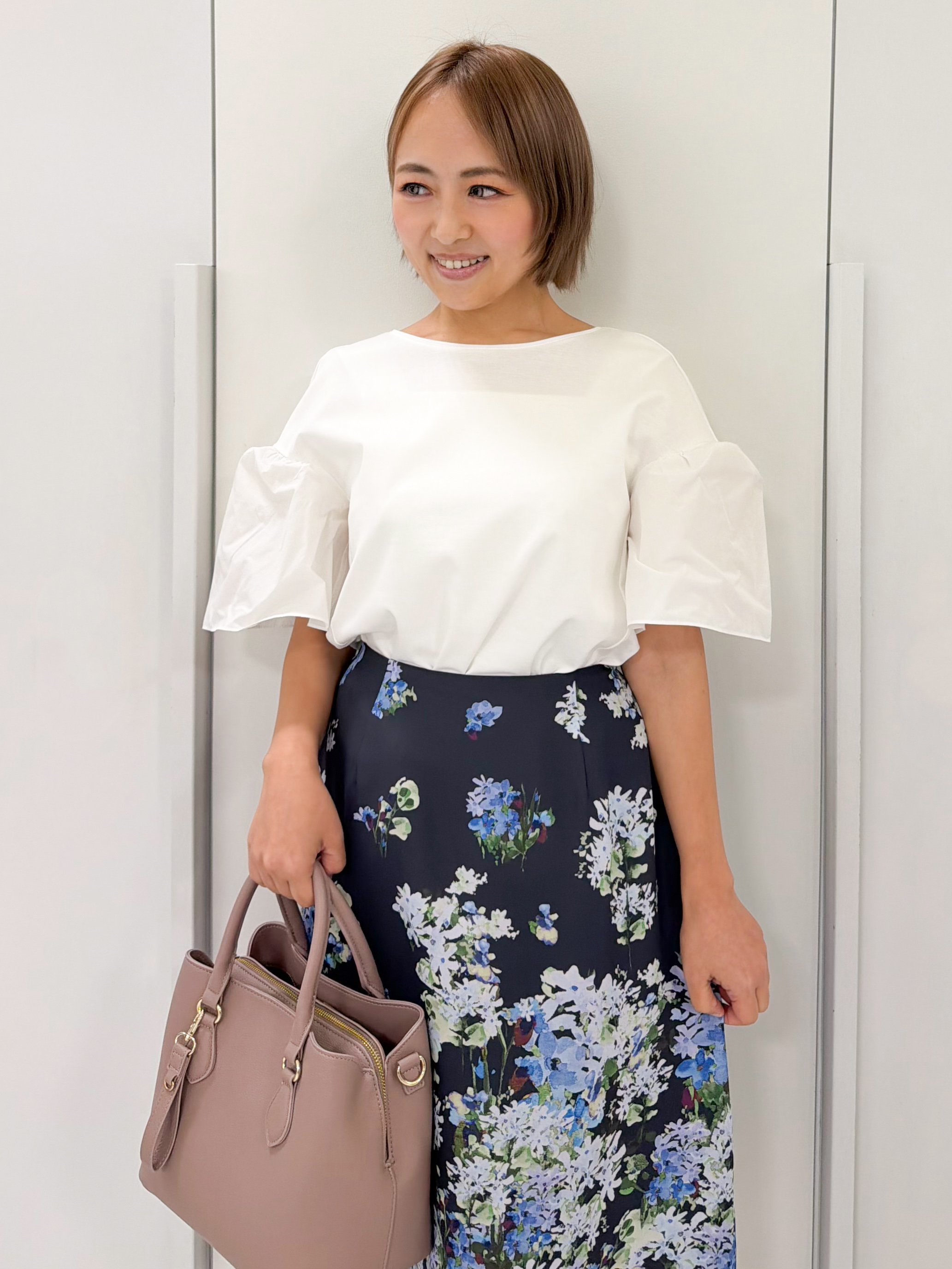 chiiさんの「COUP DE CHANCE｜【手洗い可／日本製】ギャザーフレアスリーブ　プルオーバー」を使ったコーディネート