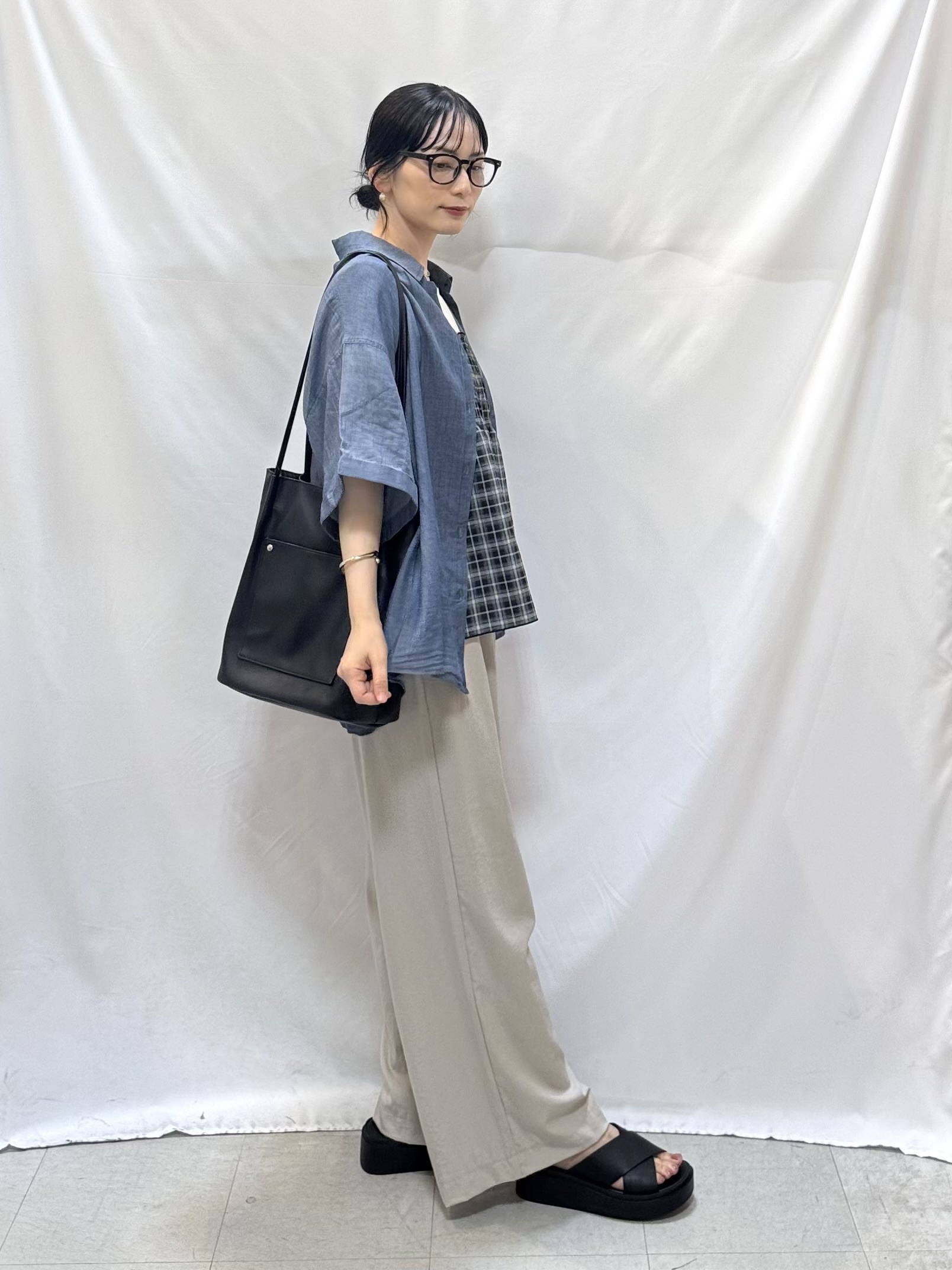 𝐇𝐢𝐫𝐨𝐦𝐢さんの「SHOO･LA･RUE｜【S-LL/洗濯機可/綿100%】やわらかシアーデニム 5分袖ポケットシャツ」を使ったコーディネート