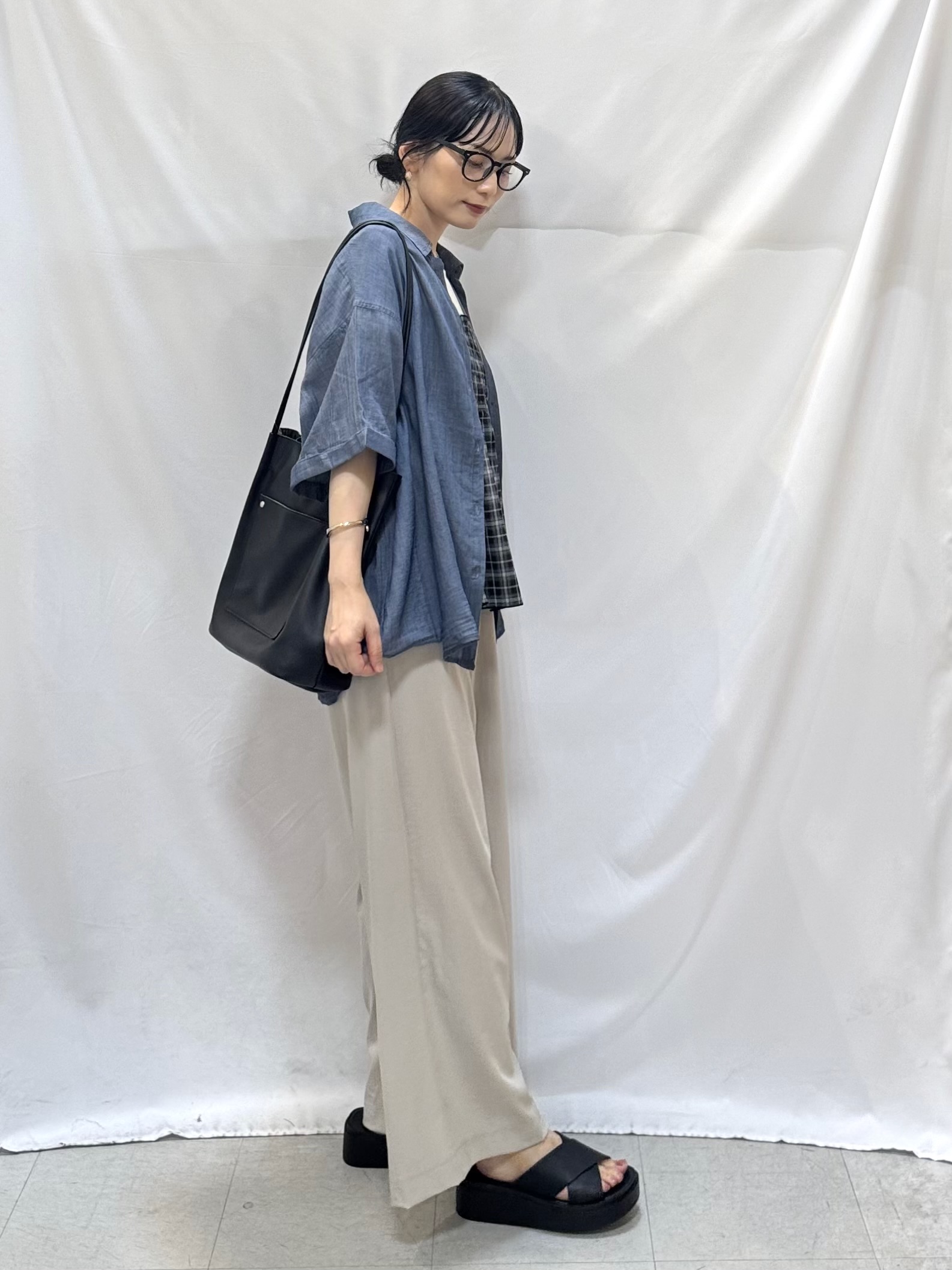 𝐇𝐢𝐫𝐨𝐦𝐢さんの「SHOO･LA･RUE｜【S-LL/洗濯機可/綿100%】やわらかシアーデニム 5分袖ポケットシャツ」を使ったコーディネート