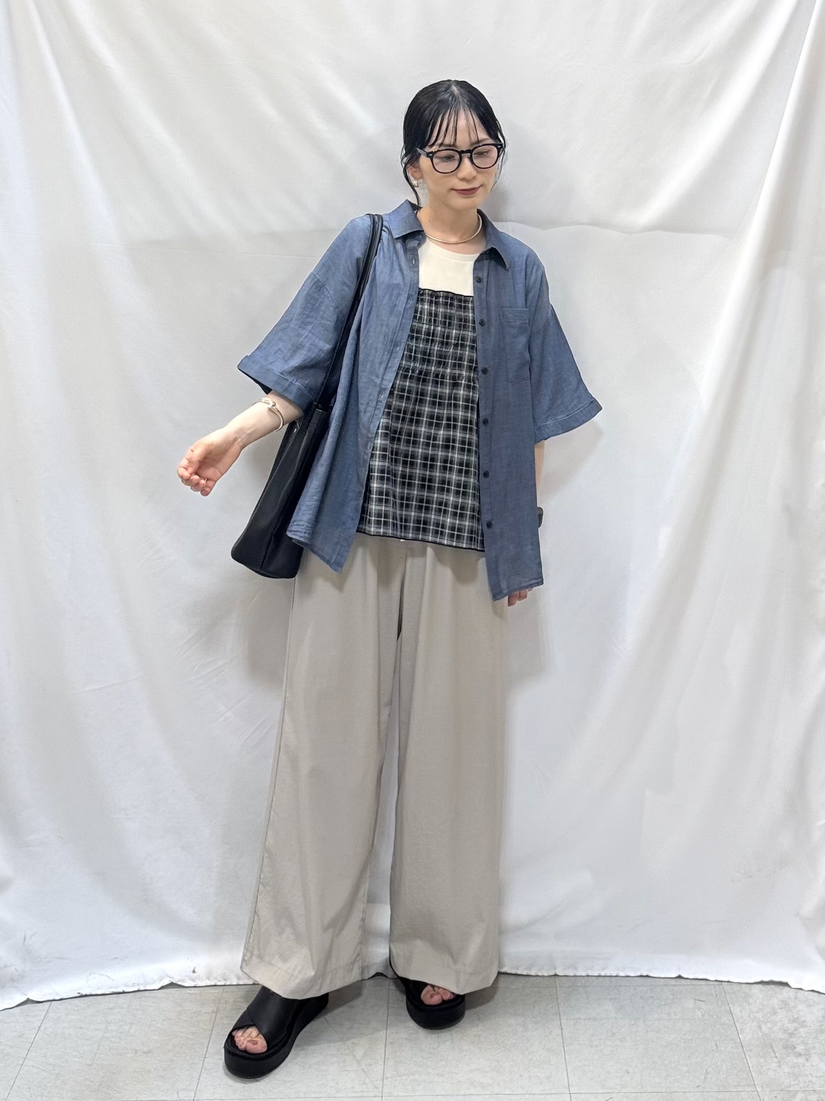 𝐇𝐢𝐫𝐨𝐦𝐢さんの「SHOO･LA･RUE｜【S-LL/洗濯機可/綿100%】やわらかシアーデニム 5分袖ポケットシャツ」を使ったコーディネート