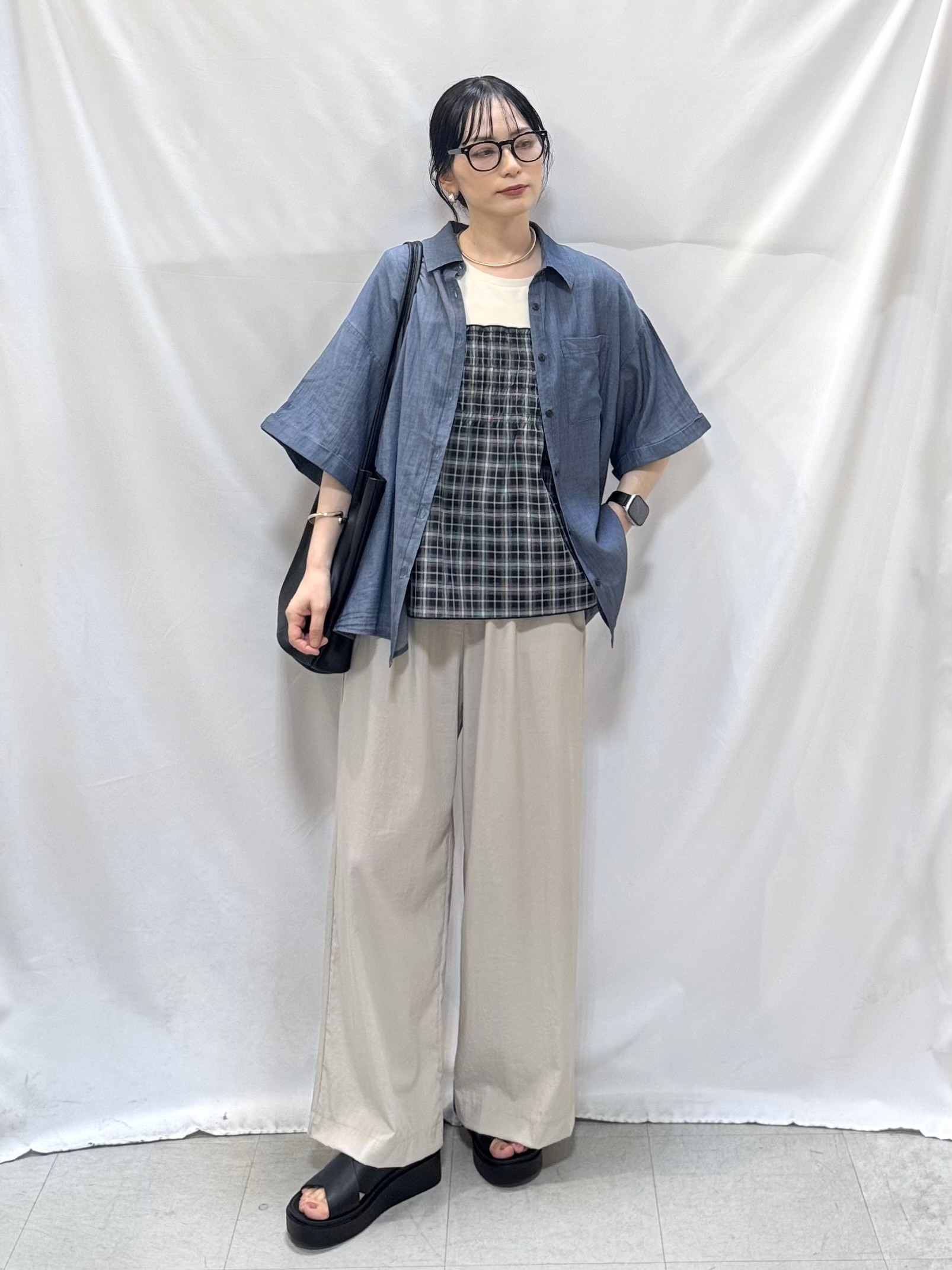 𝐇𝐢𝐫𝐨𝐦𝐢さんの「SHOO･LA･RUE｜【S-LL/洗濯機可/綿100%】やわらかシアーデニム 5分袖ポケットシャツ」を使ったコーディネート