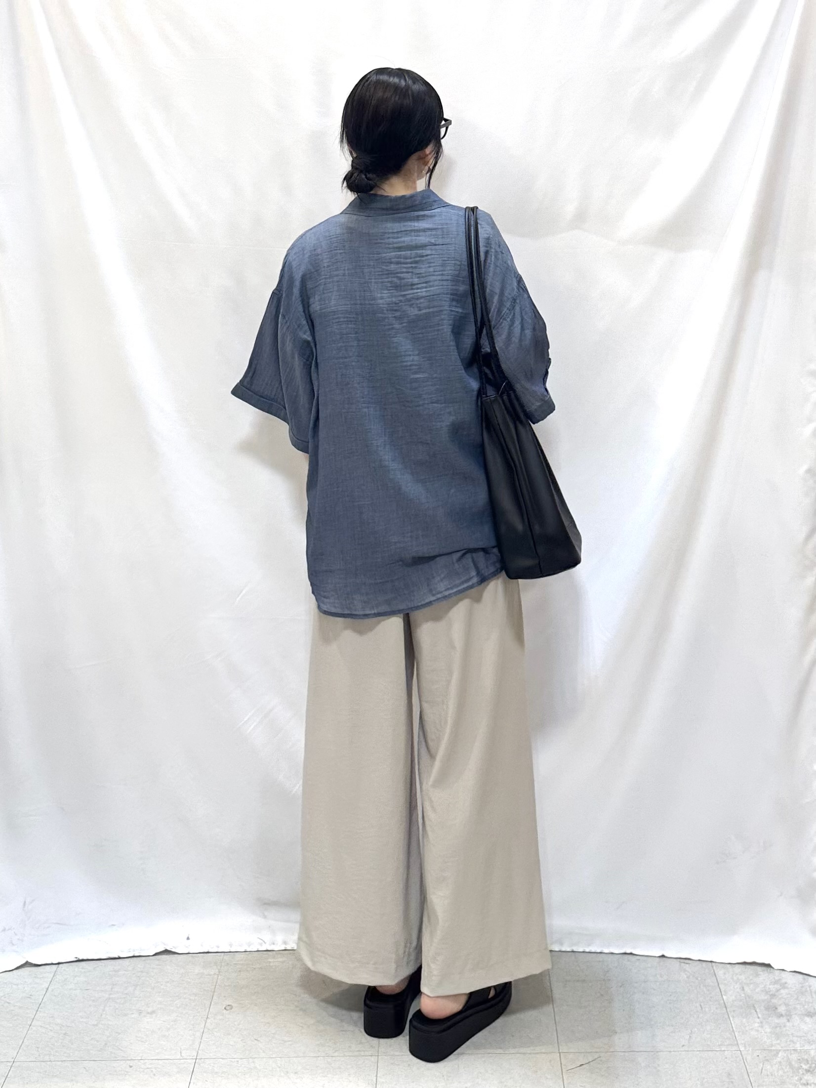 𝐇𝐢𝐫𝐨𝐦𝐢さんの「SHOO･LA･RUE｜【S-LL/洗濯機可/綿100%】やわらかシアーデニム 5分袖ポケットシャツ」を使ったコーディネート