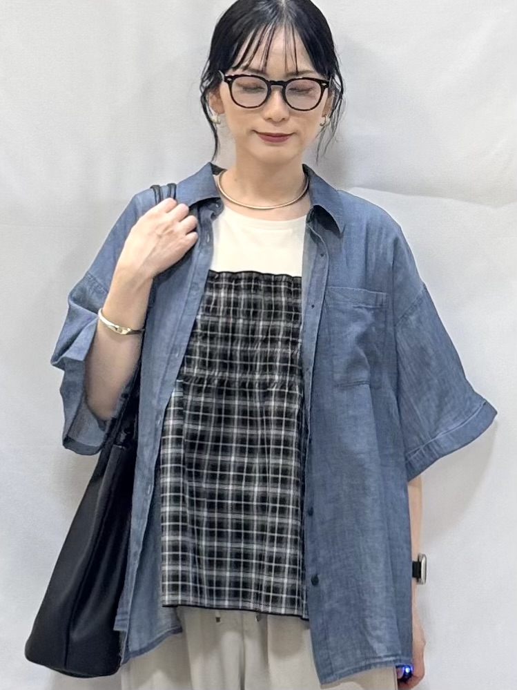 𝐇𝐢𝐫𝐨𝐦𝐢さんの「SHOO･LA･RUE｜【S-LL/洗濯機可/綿100%】やわらかシアーデニム 5分袖ポケットシャツ」を使ったコーディネート