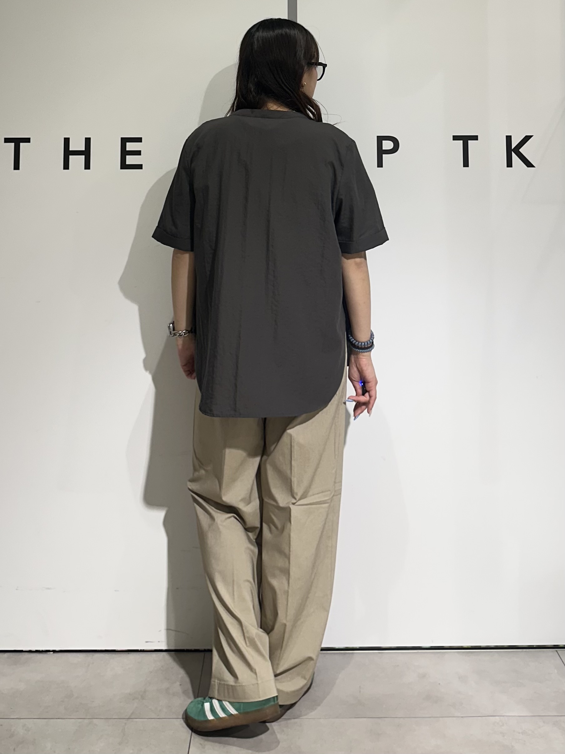 cottonさんの「THE SHOP TK｜【M-XL/刻みネックですっきり見え】Wポケット金ボタン 5分袖シャツ」を使ったコーディネート