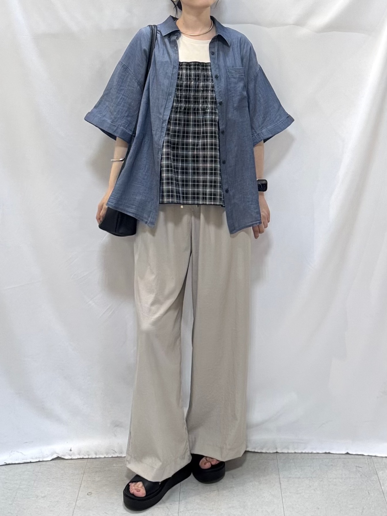 𝐇𝐢𝐫𝐨𝐦𝐢さんの「SHOO･LA･RUE｜【S-LL/洗濯機可/綿100%】やわらかシアーデニム 5分袖ポケットシャツ」を使ったコーディネート