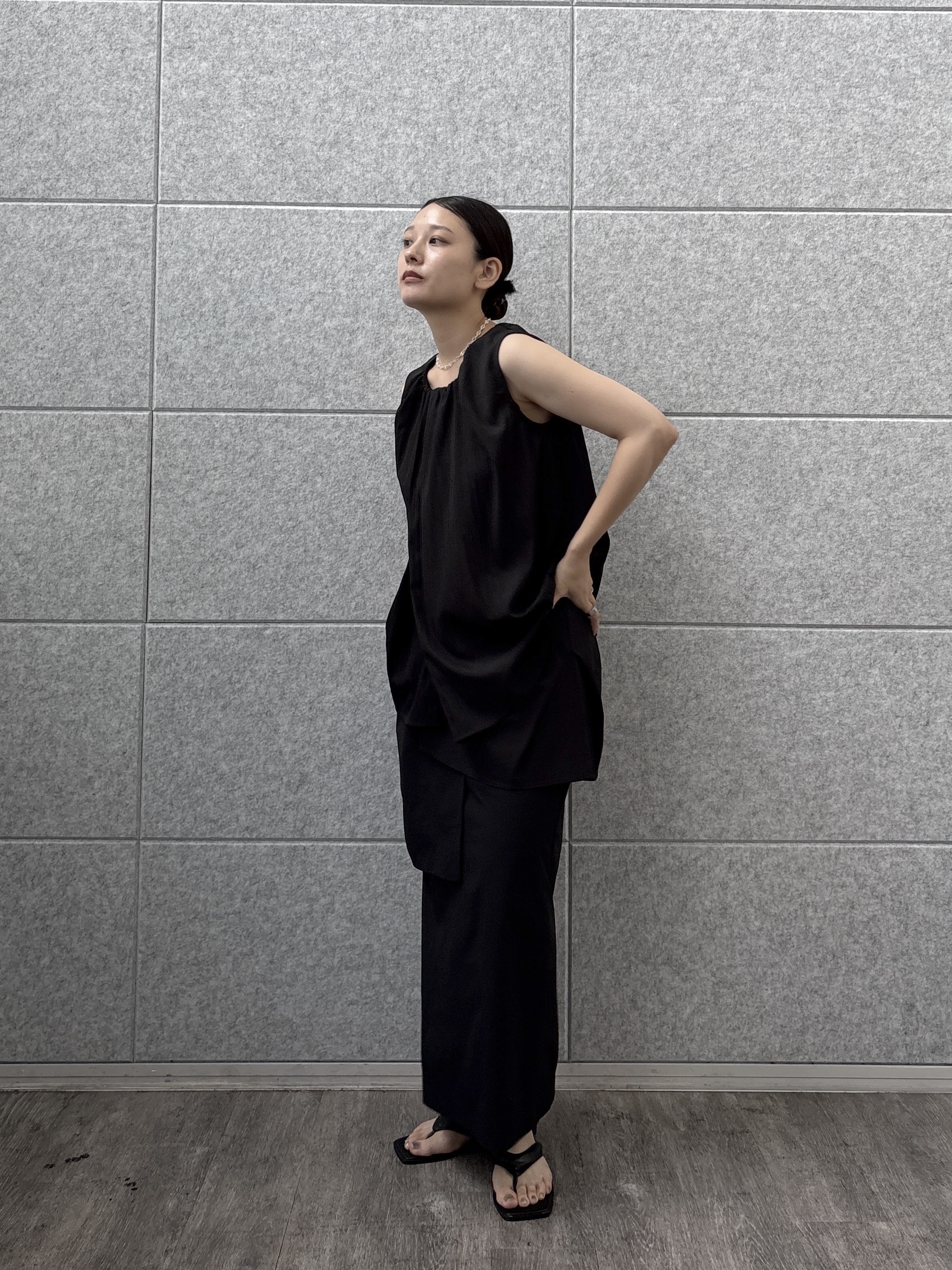 ayanoさんの「INDIVI｜ボリュームタックスリーブレスブラウス」を使ったコーディネート