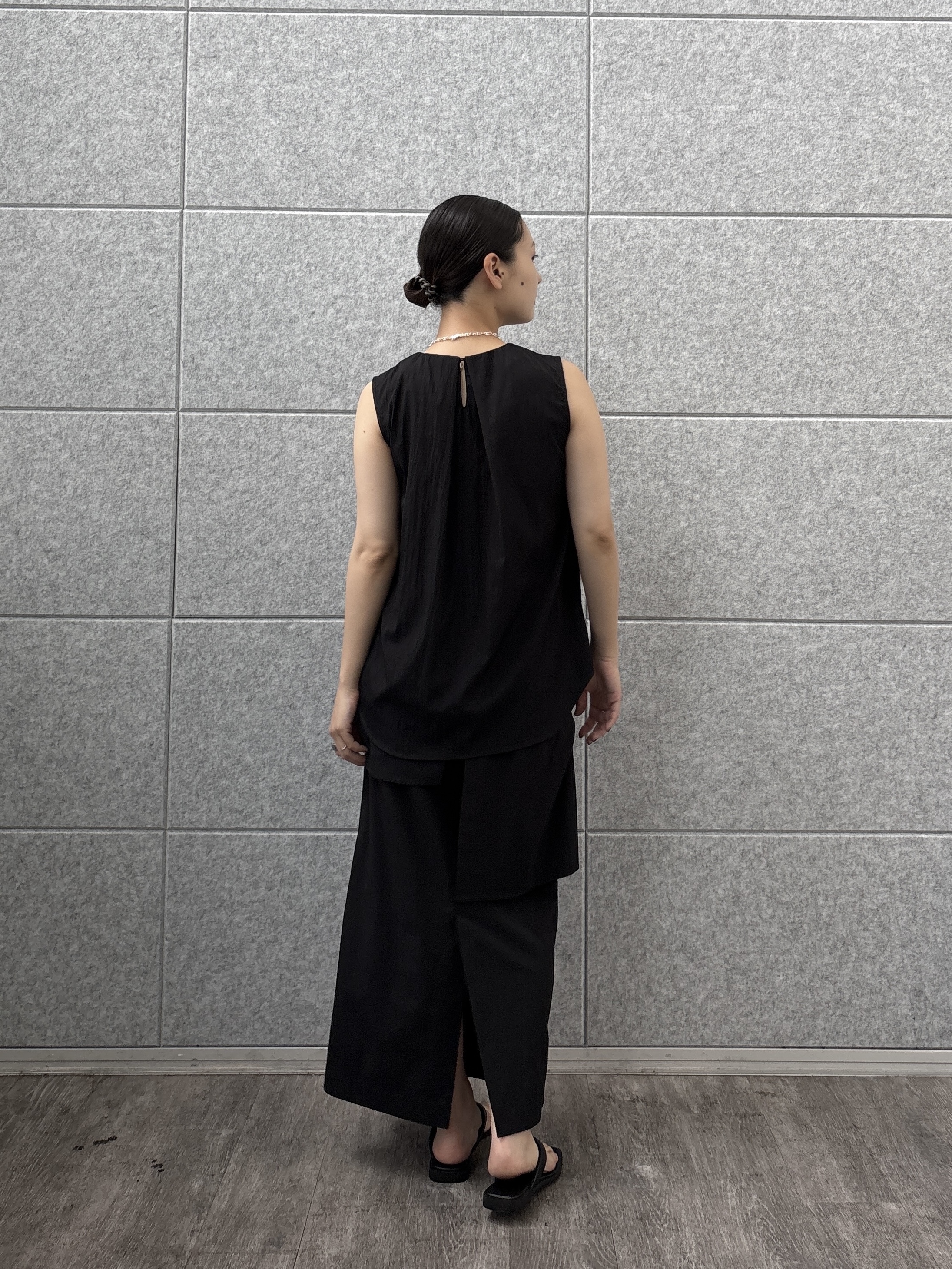 ayanoさんの「INDIVI｜ボリュームタックスリーブレスブラウス」を使ったコーディネート