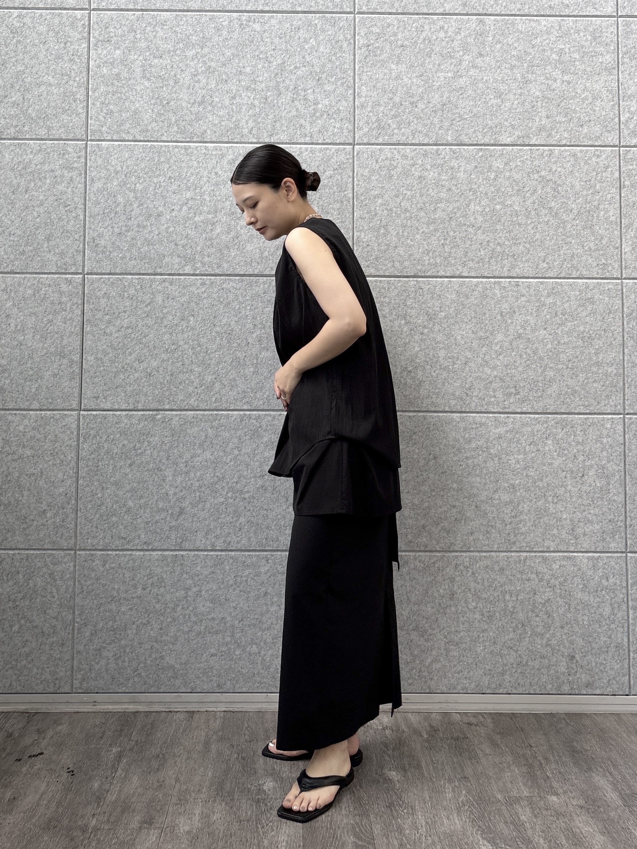 ayanoさんの「INDIVI｜ボリュームタックスリーブレスブラウス」を使ったコーディネート