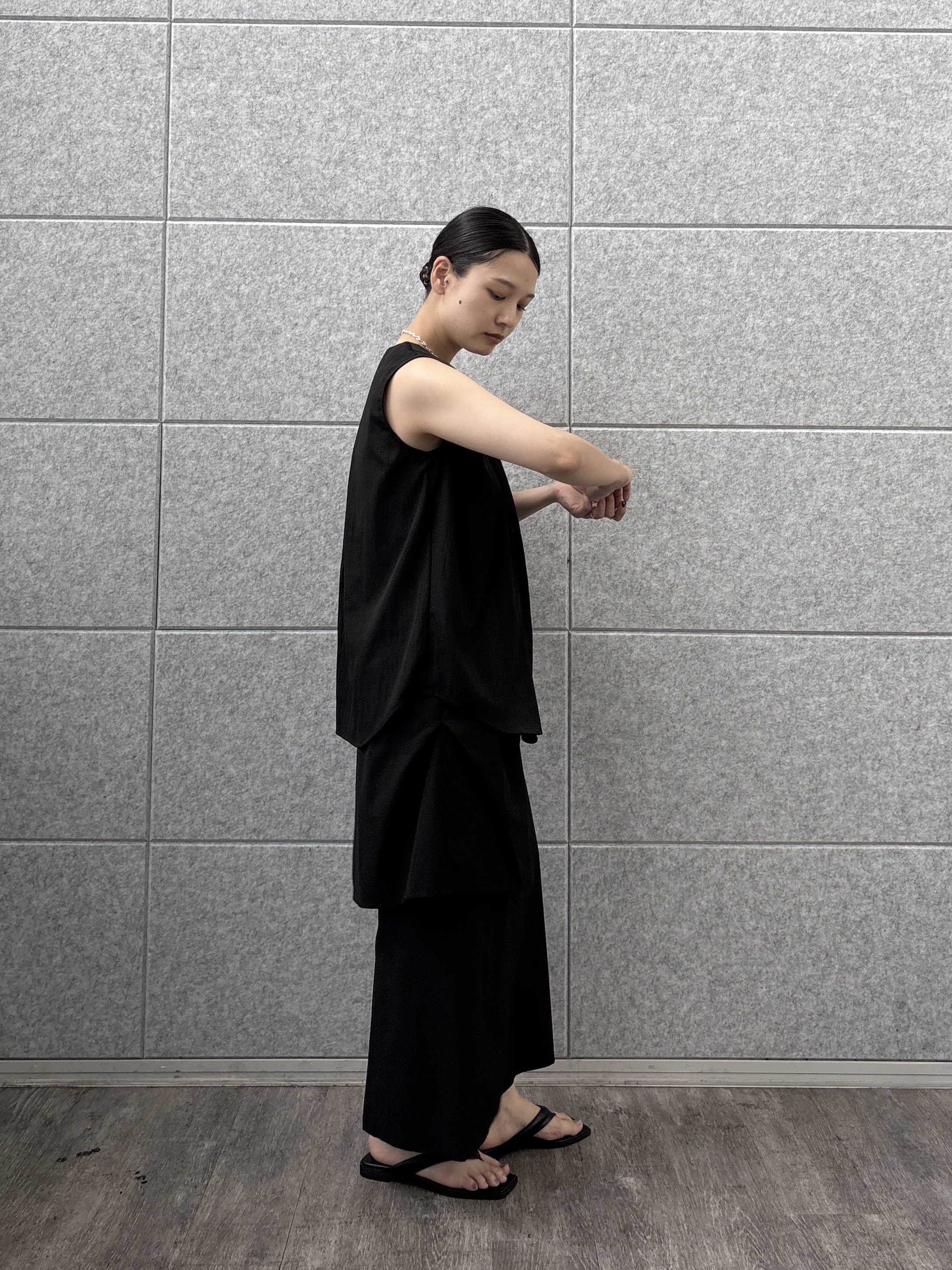 ayanoさんの「INDIVI｜ボリュームタックスリーブレスブラウス」を使ったコーディネート