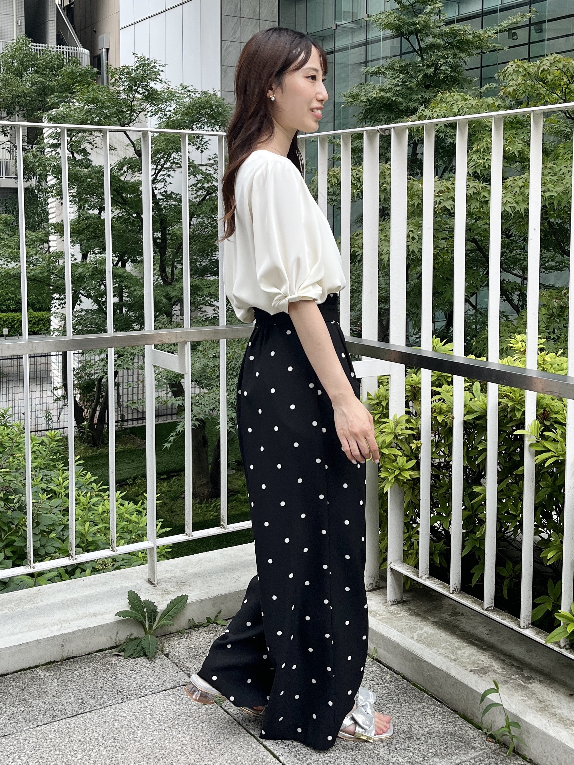 はばさんの「Couture brooch｜【2WAY・洗える】サスペンダー付き ハイウエストパンツ」を使ったコーディネート