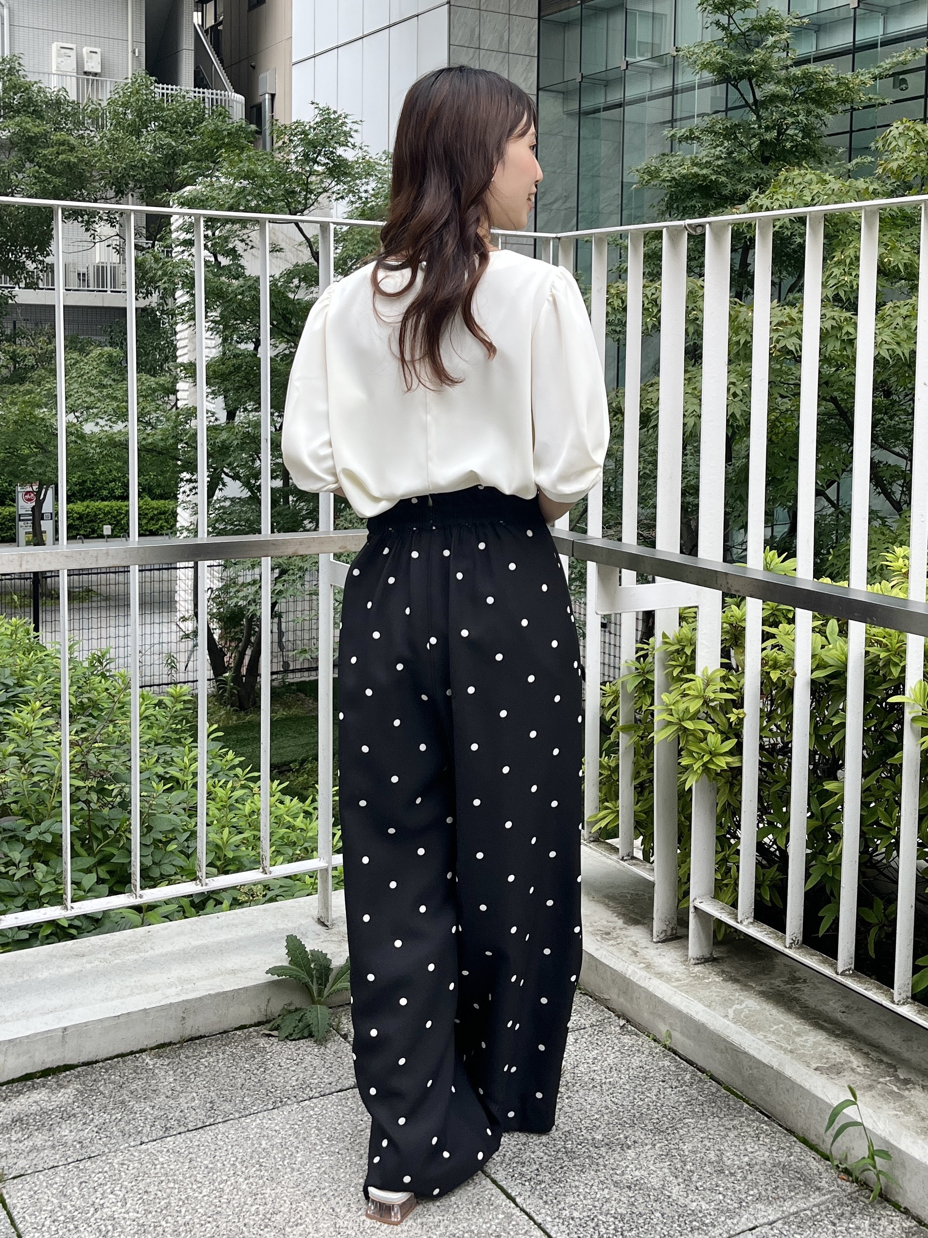 はばさんの「Couture brooch｜【2WAY・洗える】サスペンダー付き ハイウエストパンツ」を使ったコーディネート