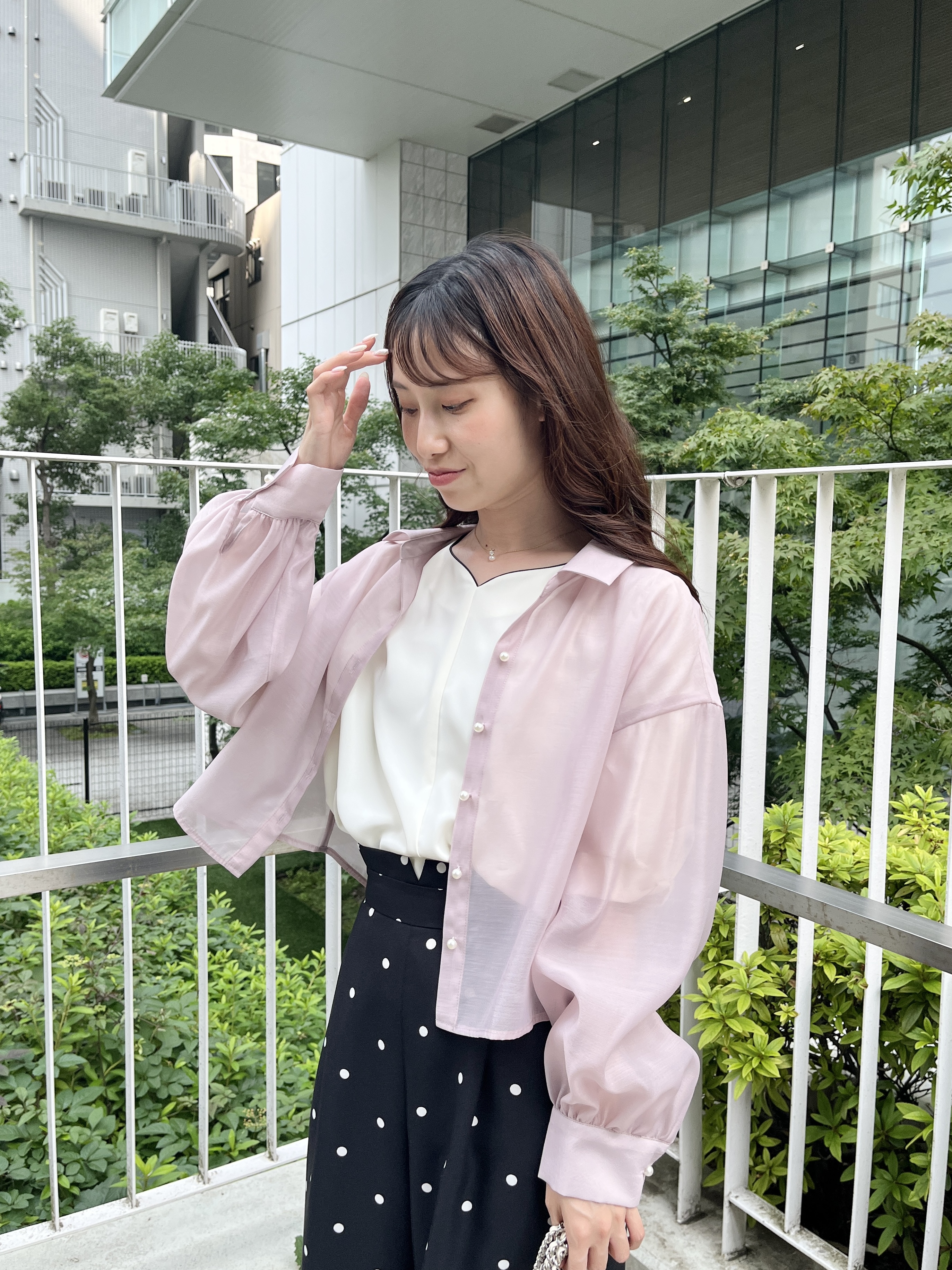 はばさんの「Couture brooch｜【洗える】袖リボンデザイン ハートネック ブラウス」を使ったコーディネート