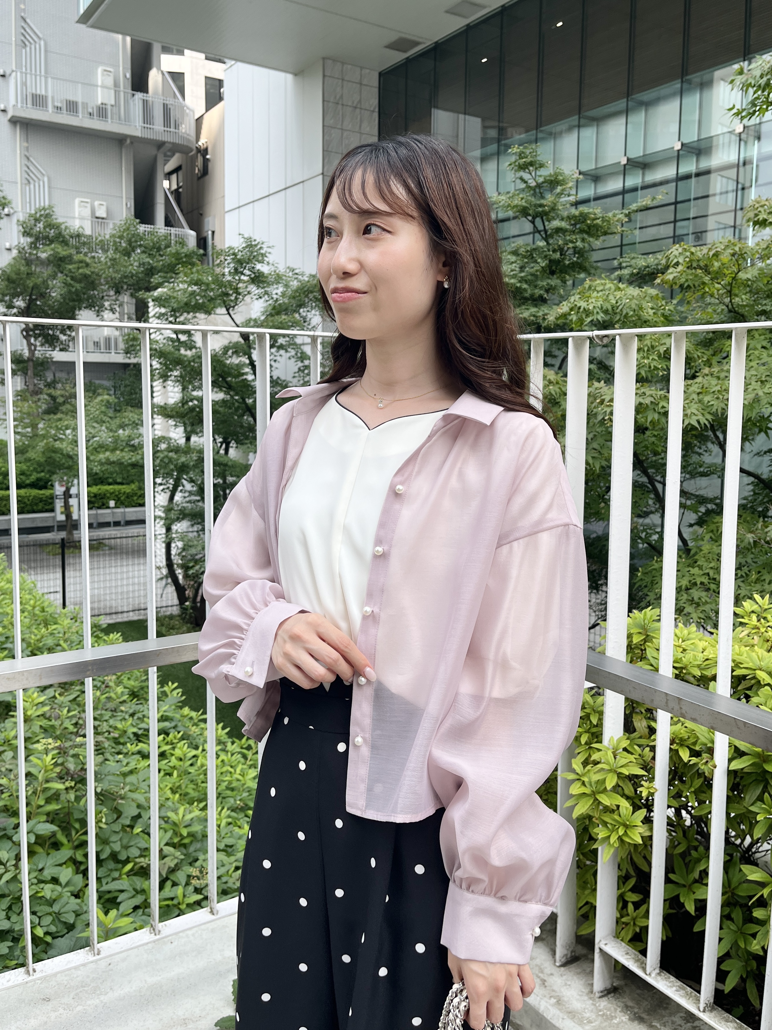 はばさんの「Couture brooch｜【洗える】袖リボンデザイン ハートネック ブラウス」を使ったコーディネート