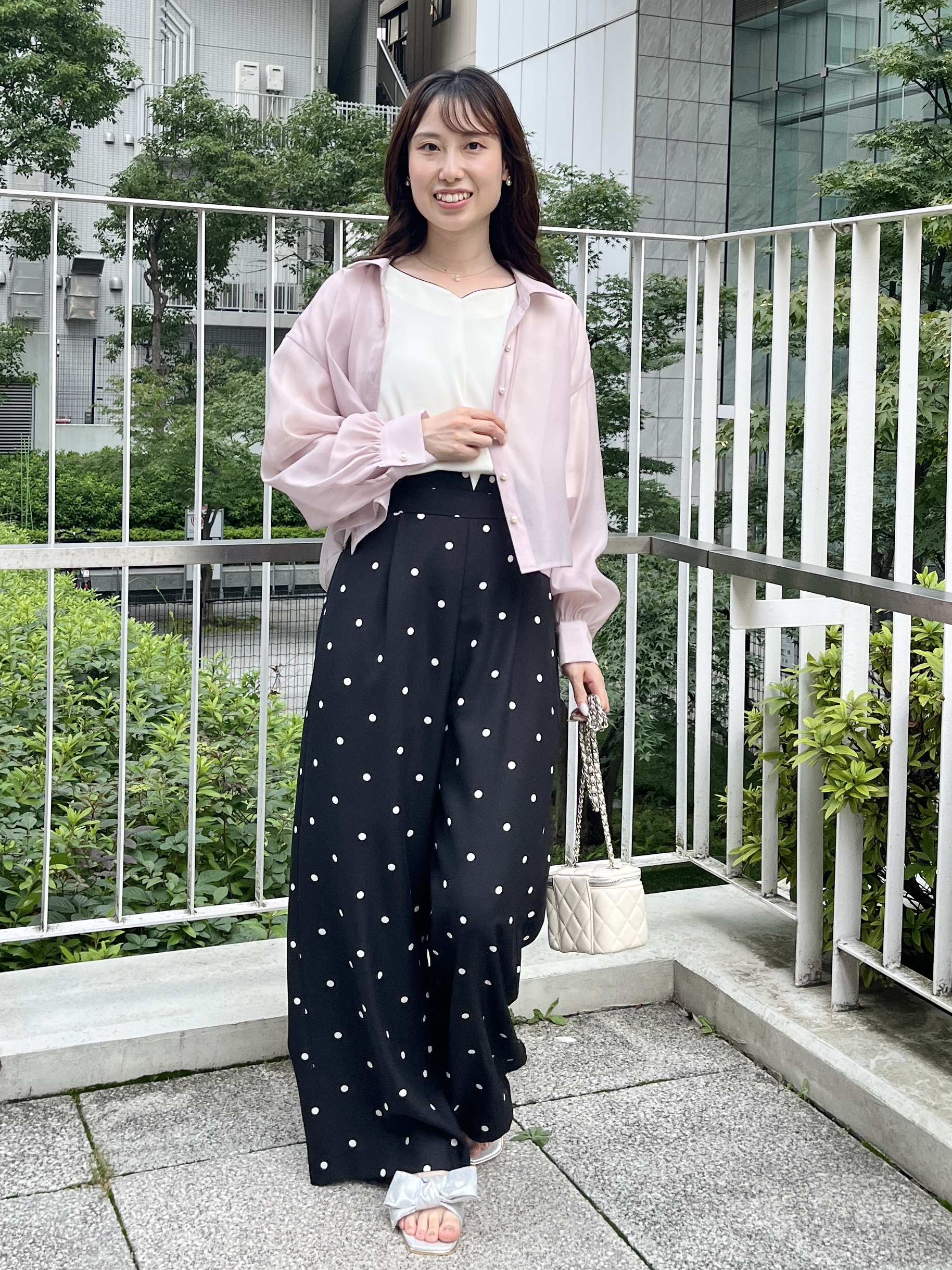 はばさんの「Couture brooch｜【洗える】袖リボンデザイン ハートネック ブラウス」を使ったコーディネート