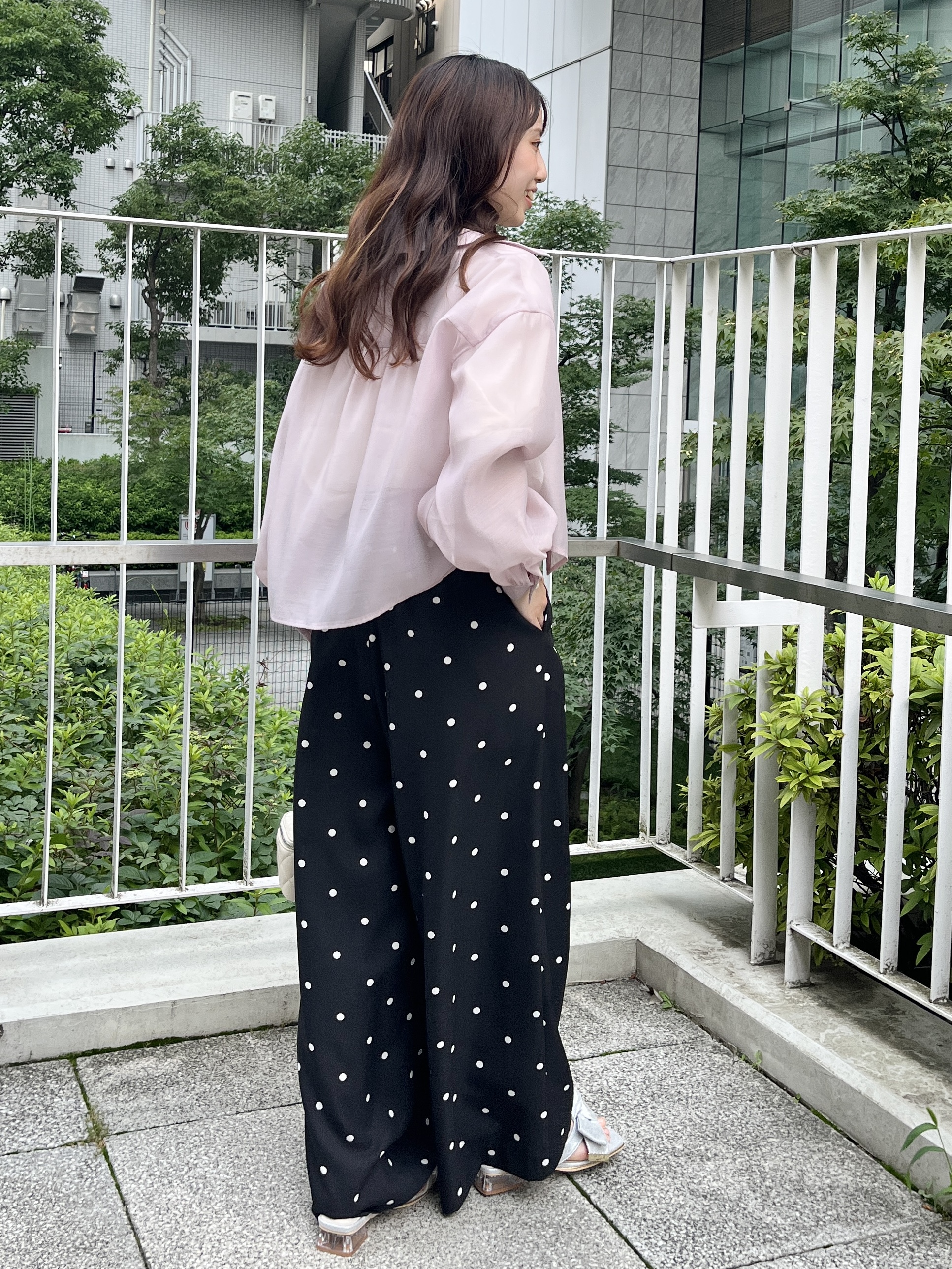 はばさんの「Couture brooch｜【洗える】袖リボンデザイン ハートネック ブラウス」を使ったコーディネート