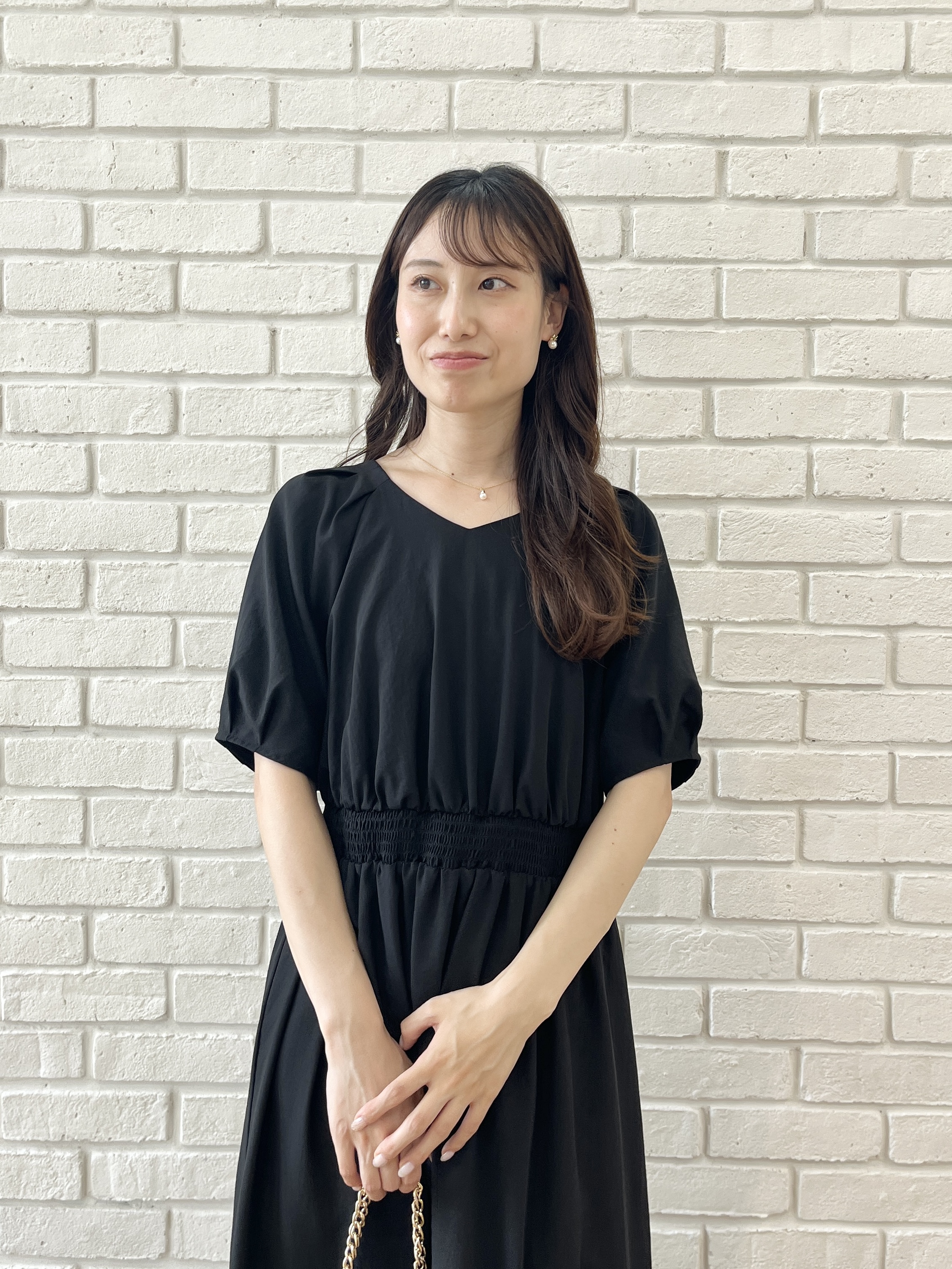 はばさんの「Couture brooch｜【洗濯機可】ウエストシャーリング Vネックワンピース」を使ったコーディネート