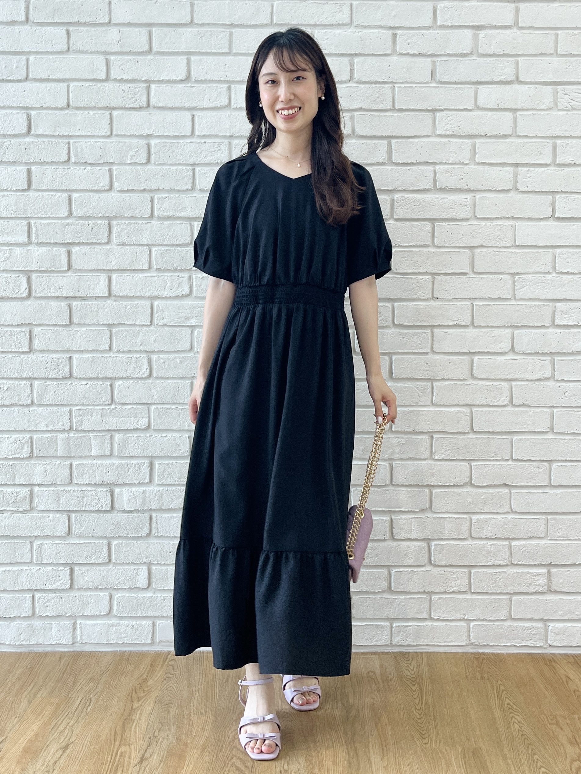 はばさんの「Couture brooch｜【洗濯機可】ウエストシャーリング Vネックワンピース」を使ったコーディネート