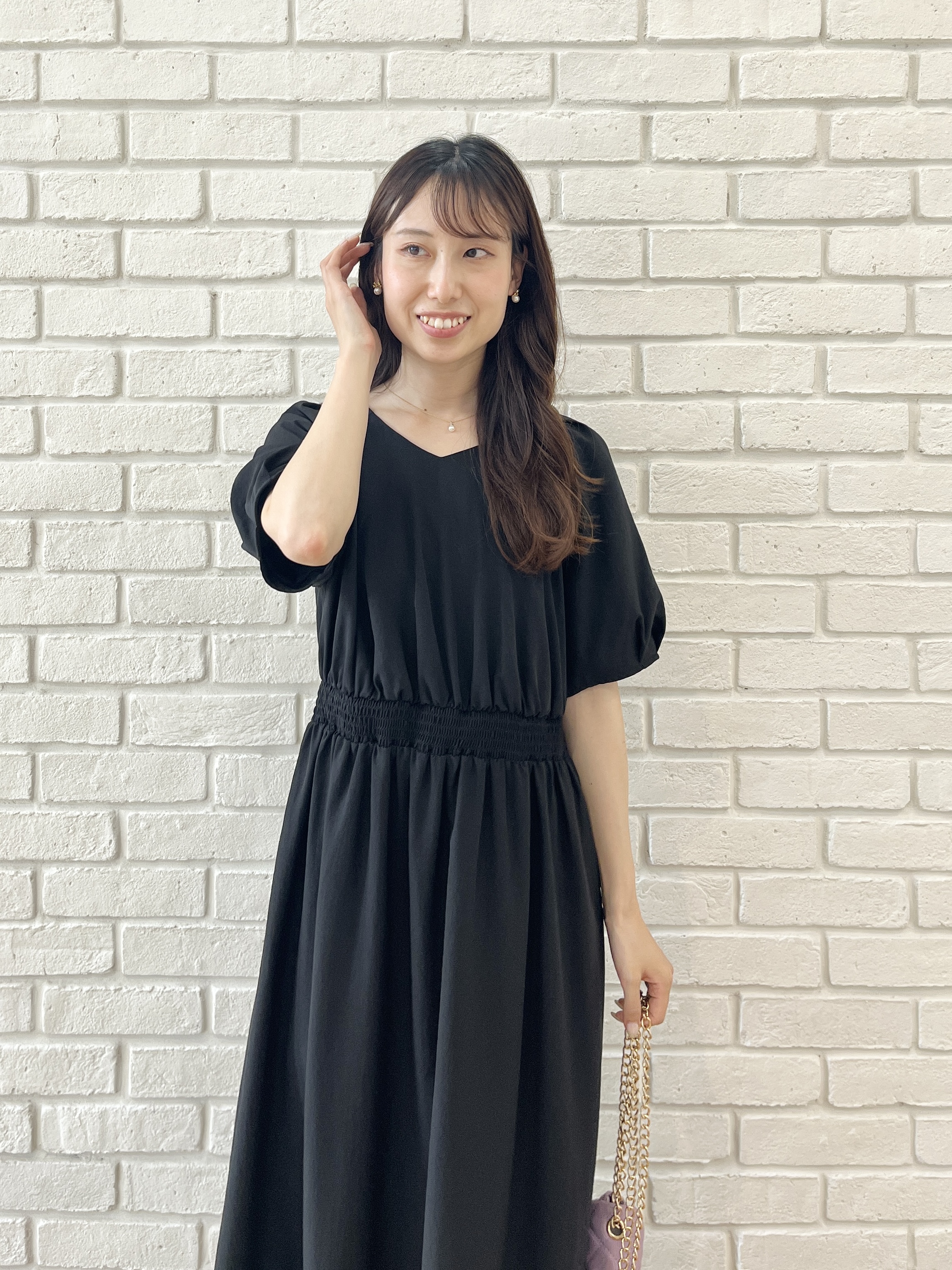 はばさんの「Couture brooch｜【洗濯機可】ウエストシャーリング Vネックワンピース」を使ったコーディネート