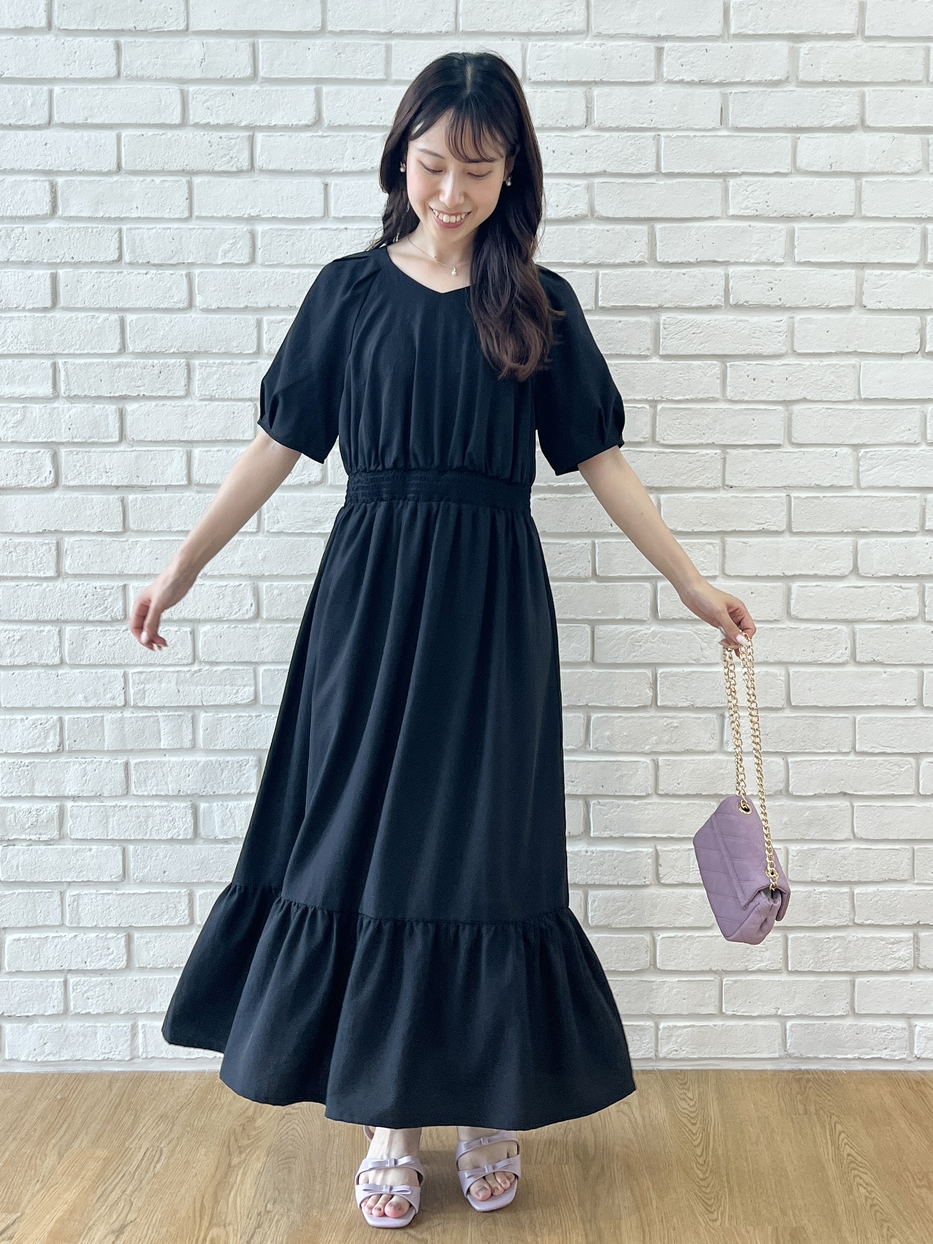 はばさんの「Couture brooch｜【洗濯機可】ウエストシャーリング Vネックワンピース」を使ったコーディネート