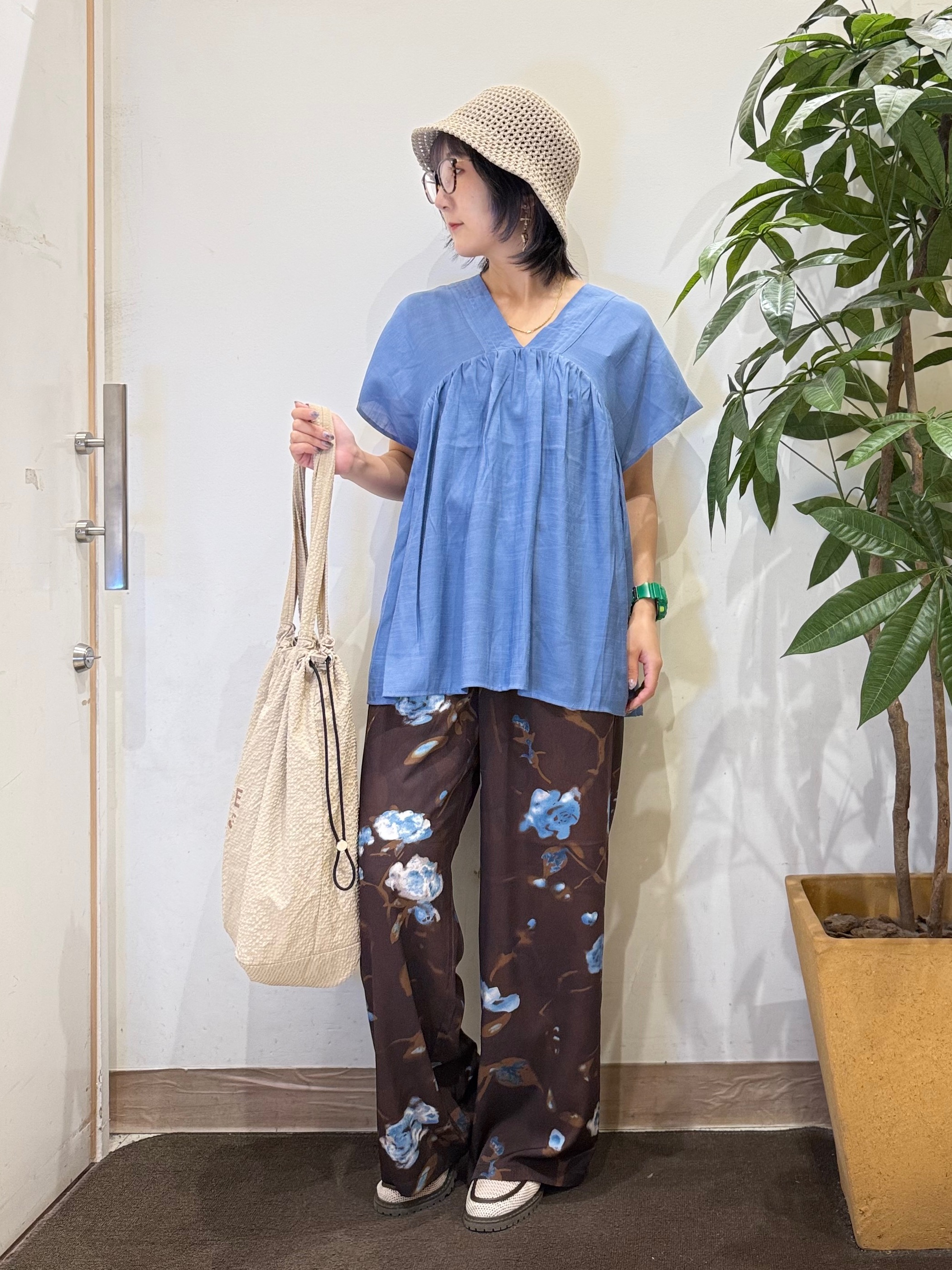 misakiさんの「SHOO･LA･RUE｜【ひんやり/UV/体型カバー】インせず着られる Vネックギャザーブラウス」を使ったコーディネート
