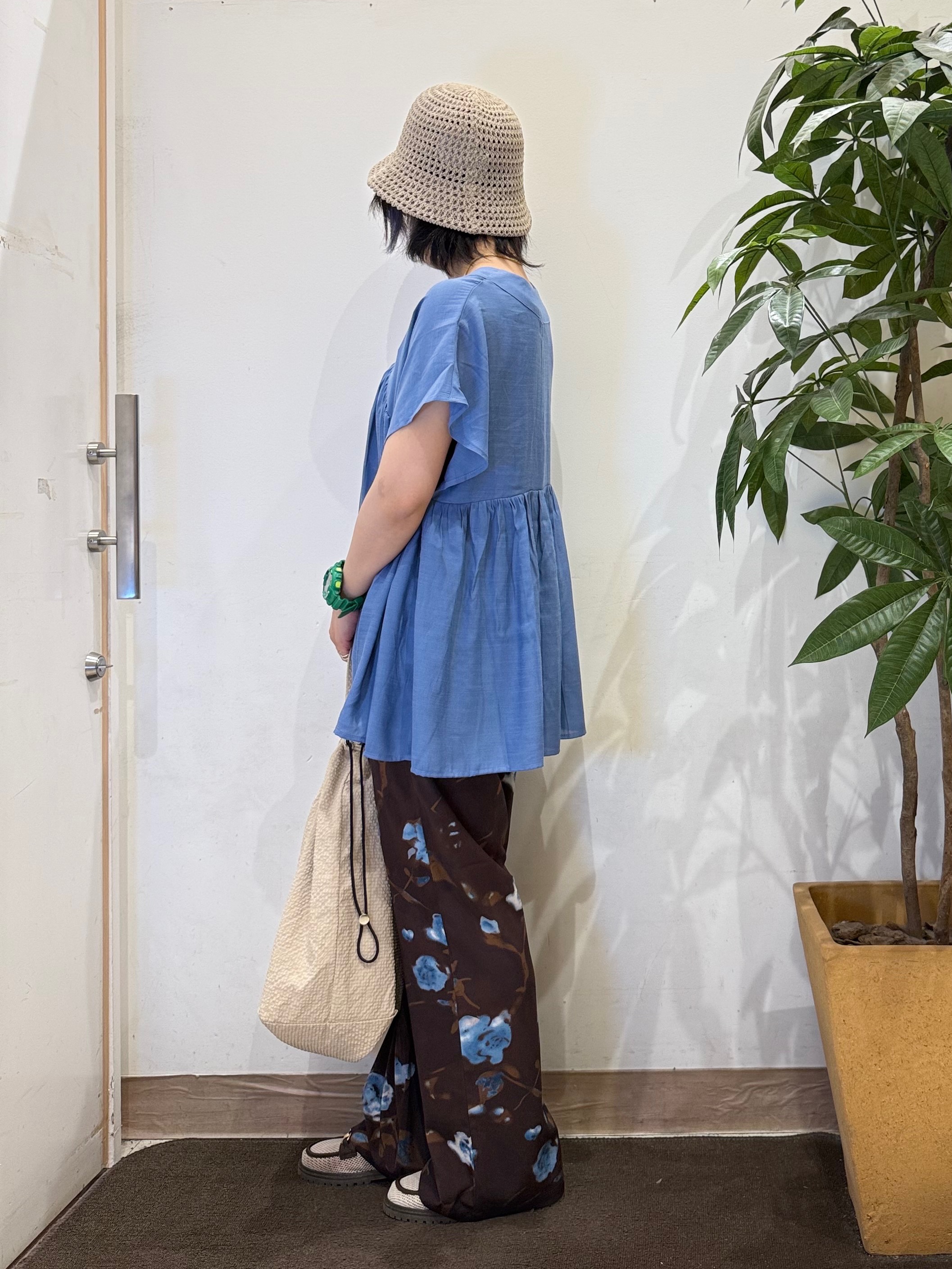 misakiさんの「SHOO･LA･RUE｜【ひんやり/UV/体型カバー】インせず着られる Vネックギャザーブラウス」を使ったコーディネート