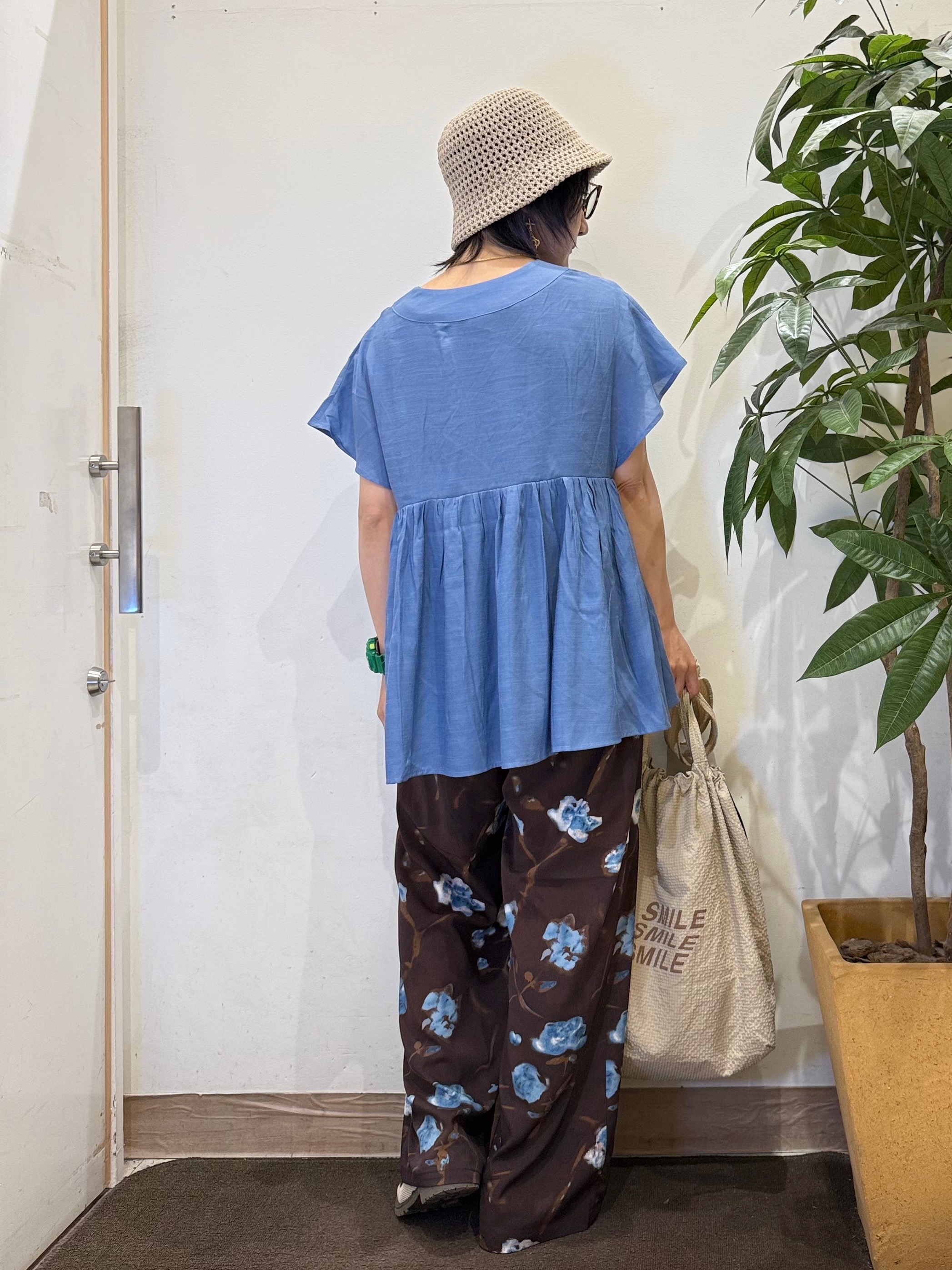 misakiさんの「SHOO･LA･RUE｜【ひんやり/UV/体型カバー】インせず着られる Vネックギャザーブラウス」を使ったコーディネート