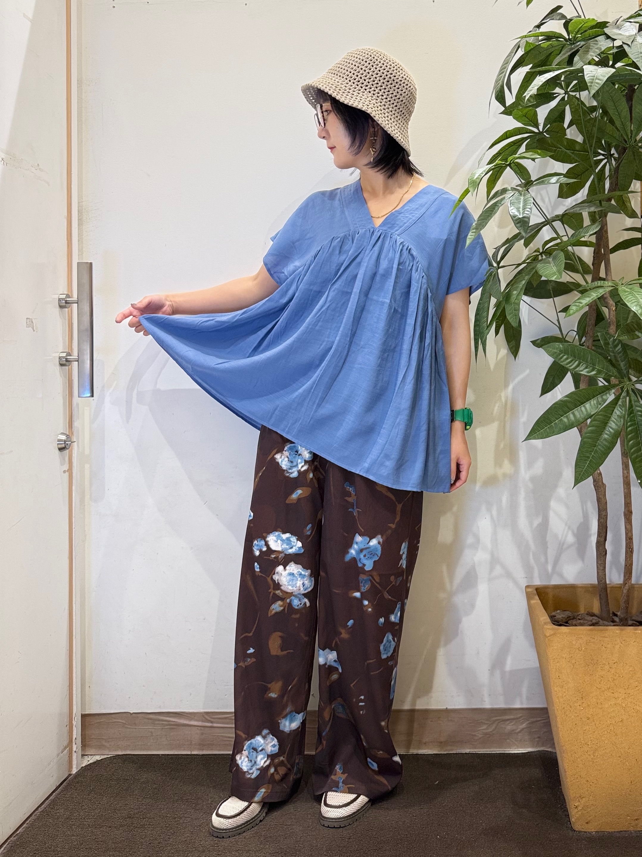 misakiさんの「SHOO･LA･RUE｜【ひんやり/UV/体型カバー】インせず着られる Vネックギャザーブラウス」を使ったコーディネート