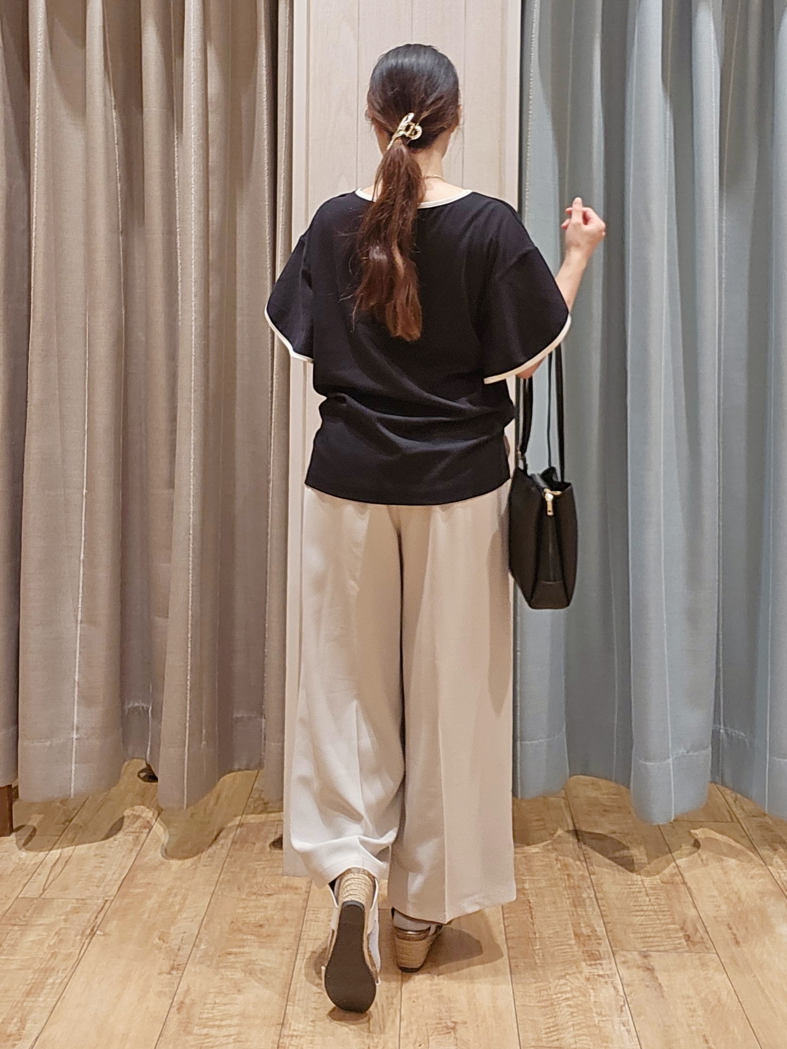 miyaさんの「SHOO･LA･RUE｜【ひんやり/洗濯機可/S-LL】配色パイピング フレアスリーブトップス」を使ったコーディネート
