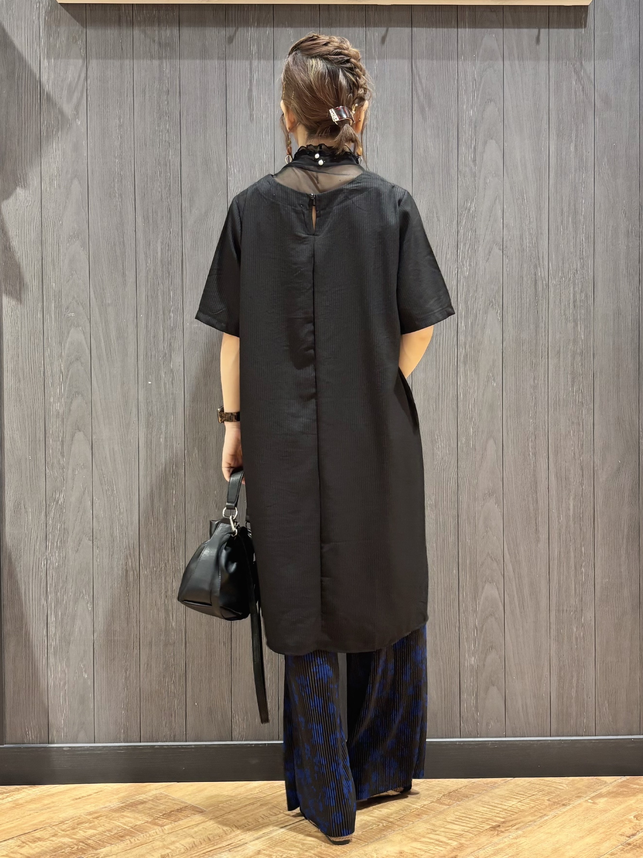meiさんの「SHOO･LA･RUE｜【洗濯機可/S-LL】体型カバーにも 異素材切り替え Aラインチュニックワンピース」を使ったコーディネート