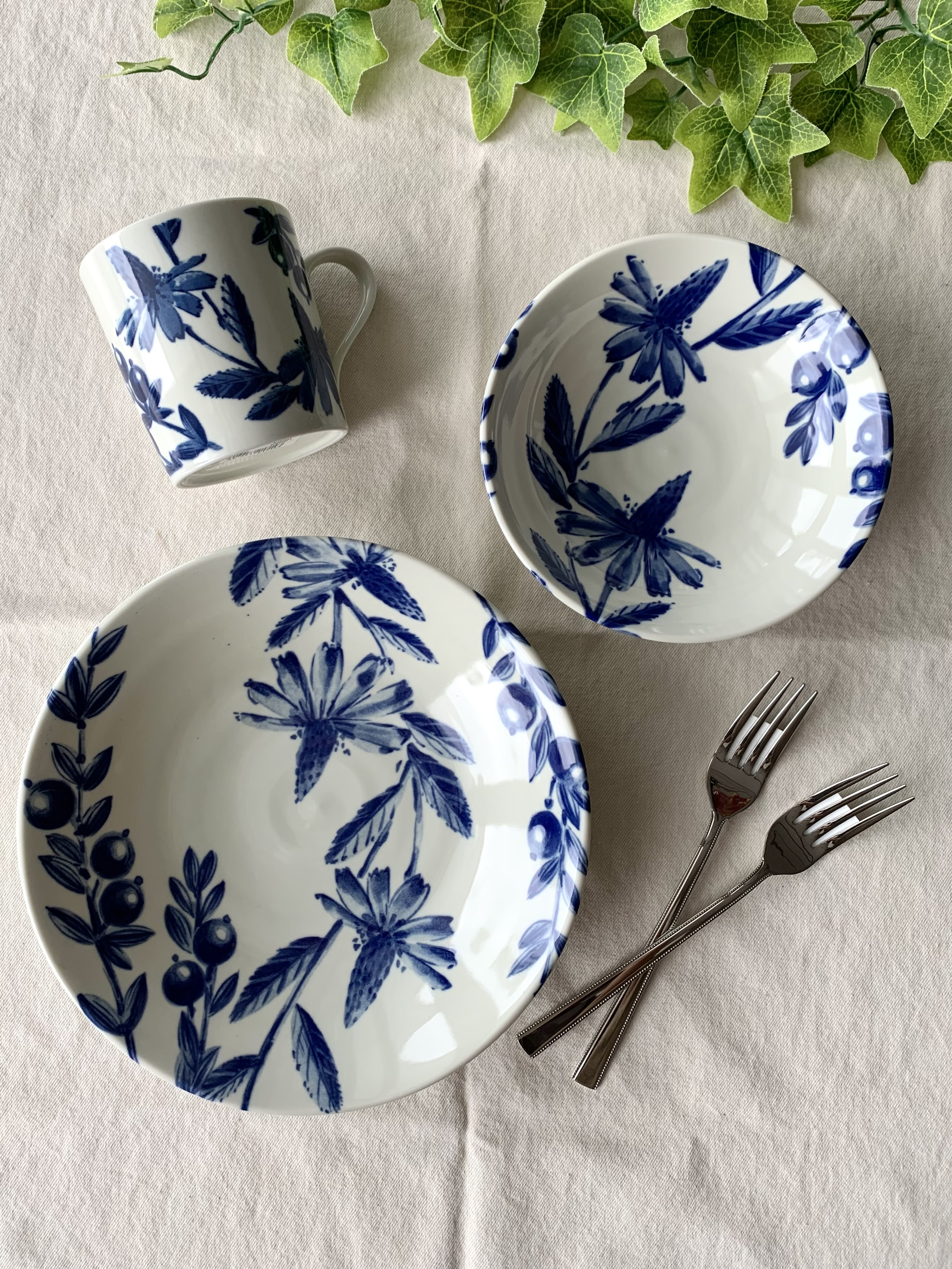 mikachoさんの「212 KITCHEN STORE｜ボタニカル マグ ダリア」を使ったコーディネート
