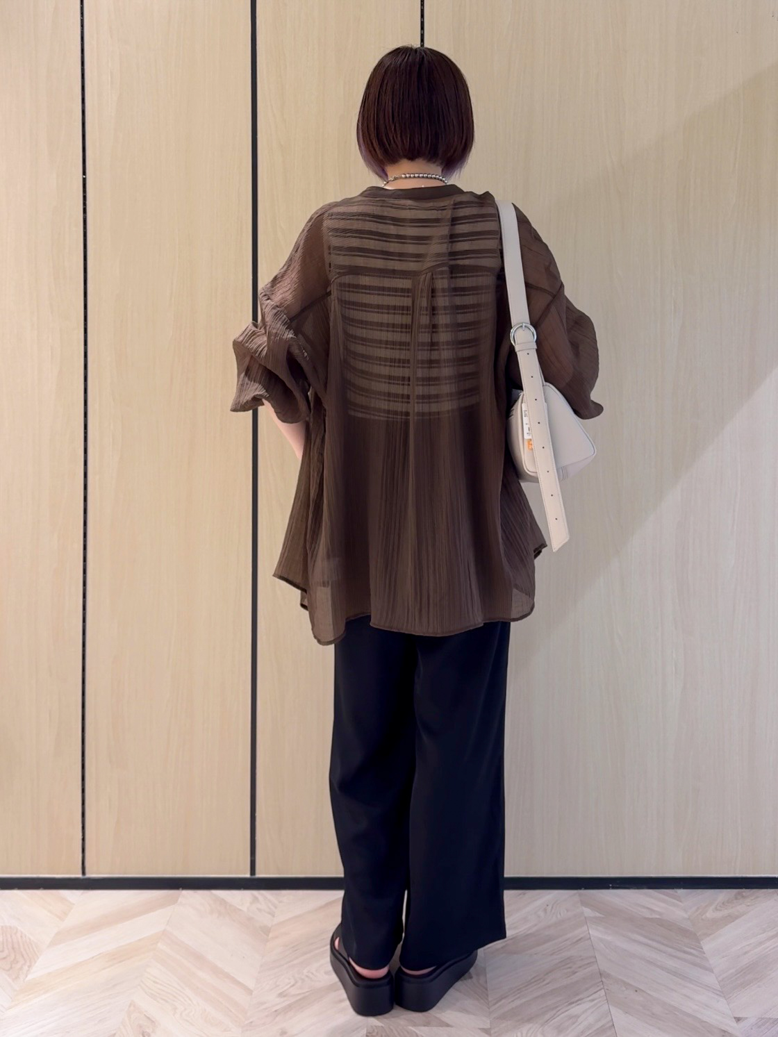 𝐜𝐡𝐢𝐤𝐚さんの「SHOO･LA･RUE｜【S-LL】大人のシアー感 風合い楽しむバンドカラーシャツ」を使ったコーディネート