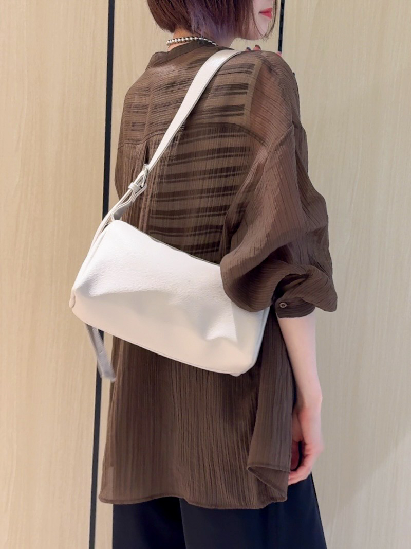 𝐜𝐡𝐢𝐤𝐚さんの「SHOO･LA･RUE｜【S-LL】大人のシアー感 風合い楽しむバンドカラーシャツ」を使ったコーディネート
