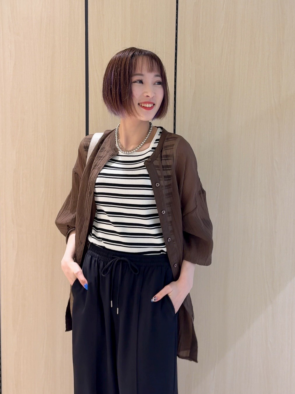 𝐜𝐡𝐢𝐤𝐚さんの「SHOO･LA･RUE｜【S-LL】大人のシアー感 風合い楽しむバンドカラーシャツ」を使ったコーディネート