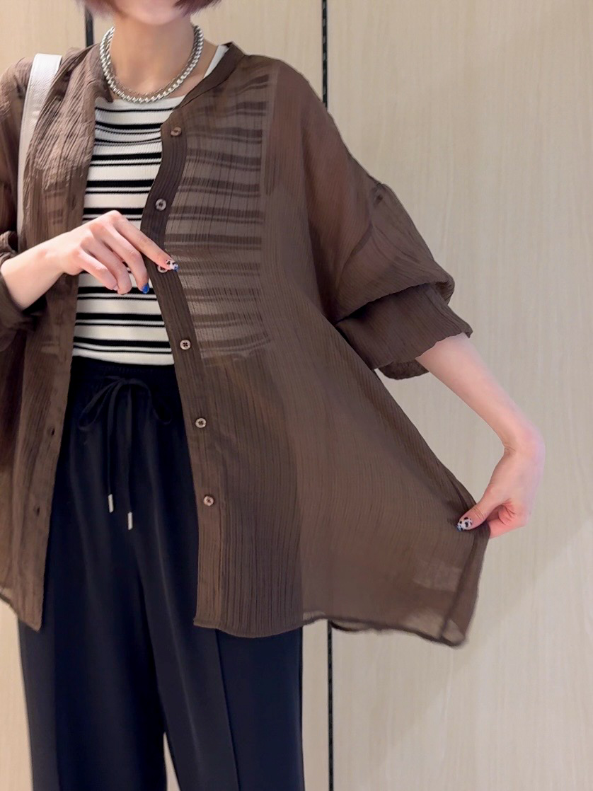 𝐜𝐡𝐢𝐤𝐚さんの「SHOO･LA･RUE｜【S-LL】大人のシアー感 風合い楽しむバンドカラーシャツ」を使ったコーディネート