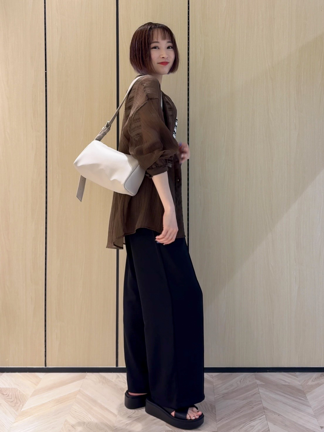 𝐜𝐡𝐢𝐤𝐚さんの「SHOO･LA･RUE｜【S-LL】大人のシアー感 風合い楽しむバンドカラーシャツ」を使ったコーディネート