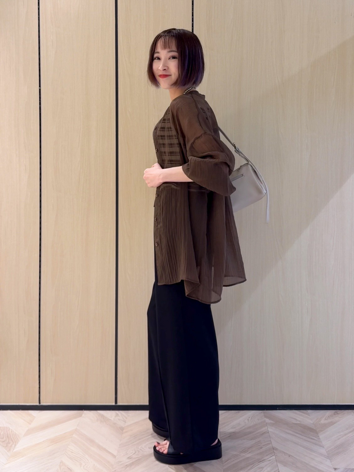 𝐜𝐡𝐢𝐤𝐚さんの「SHOO･LA･RUE｜【S-LL】大人のシアー感 風合い楽しむバンドカラーシャツ」を使ったコーディネート
