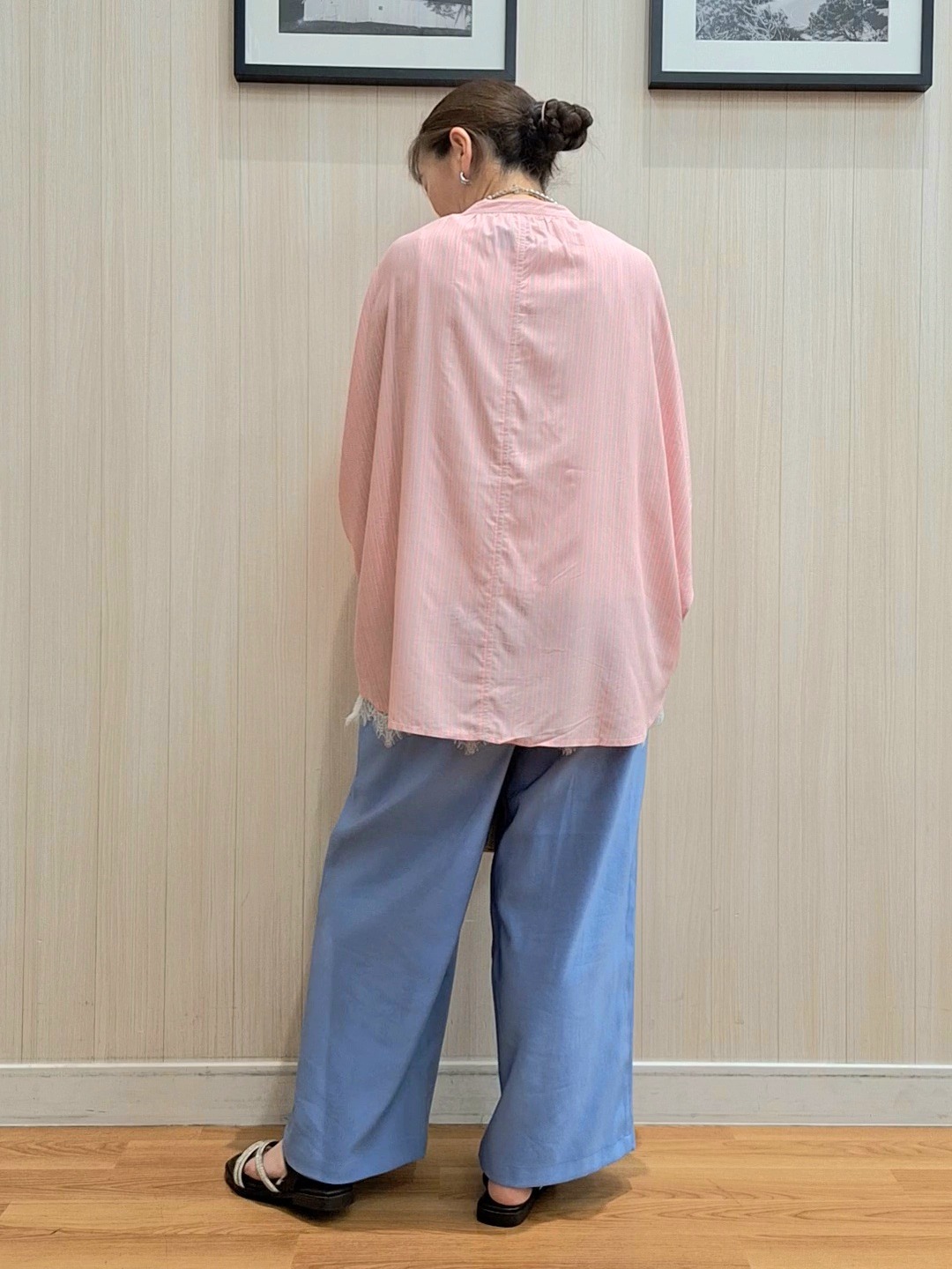 Saoさんの「SHOO･LA･RUE｜【ひんやり/洗濯機可/体型カバー】二の腕隠れる ゆるっと襟ギャザーレーヨンブラウス」を使ったコーディネート
