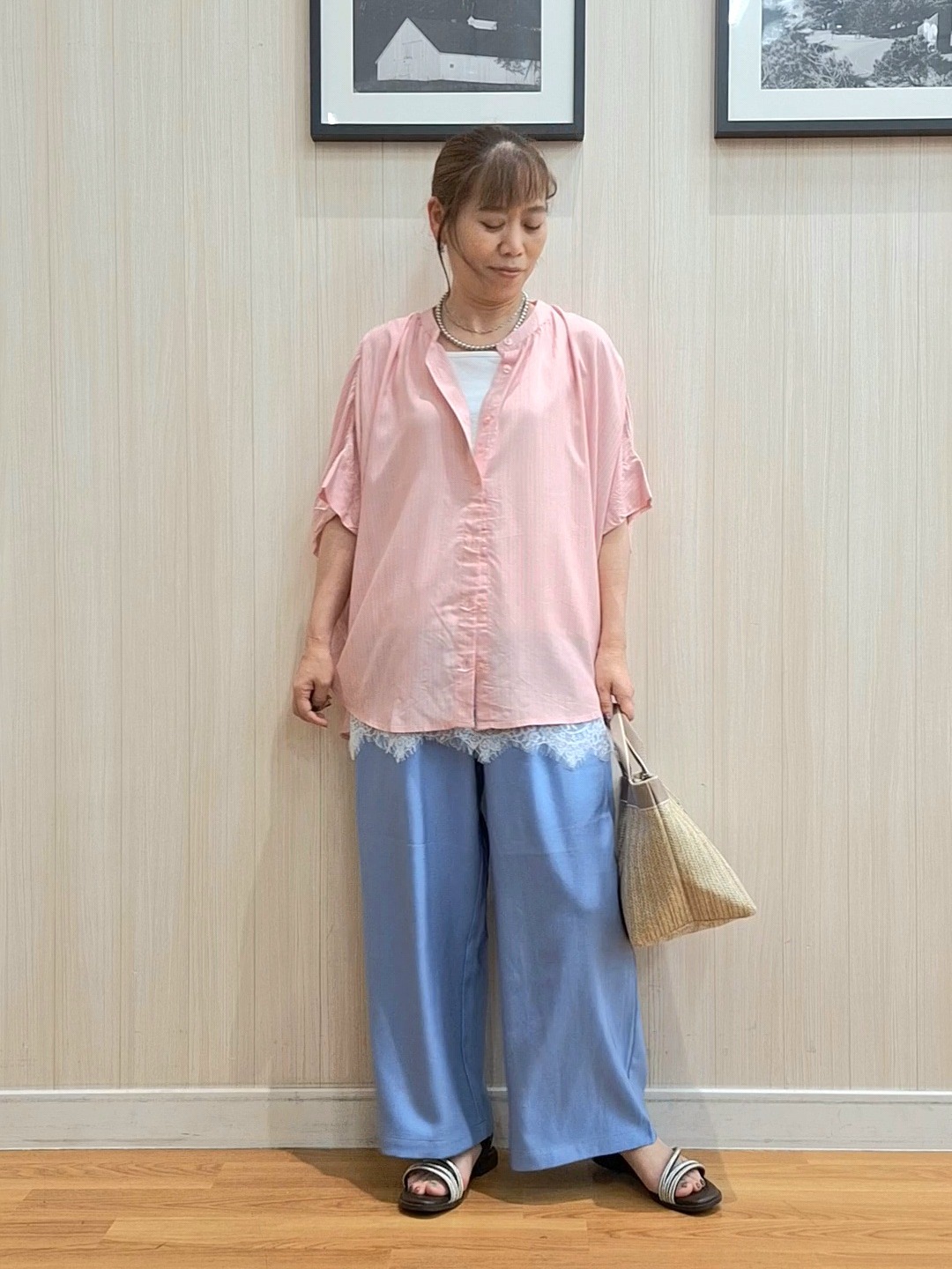 Saoさんの「SHOO･LA･RUE｜【ひんやり/洗濯機可/体型カバー】二の腕隠れる ゆるっと襟ギャザーレーヨンブラウス」を使ったコーディネート