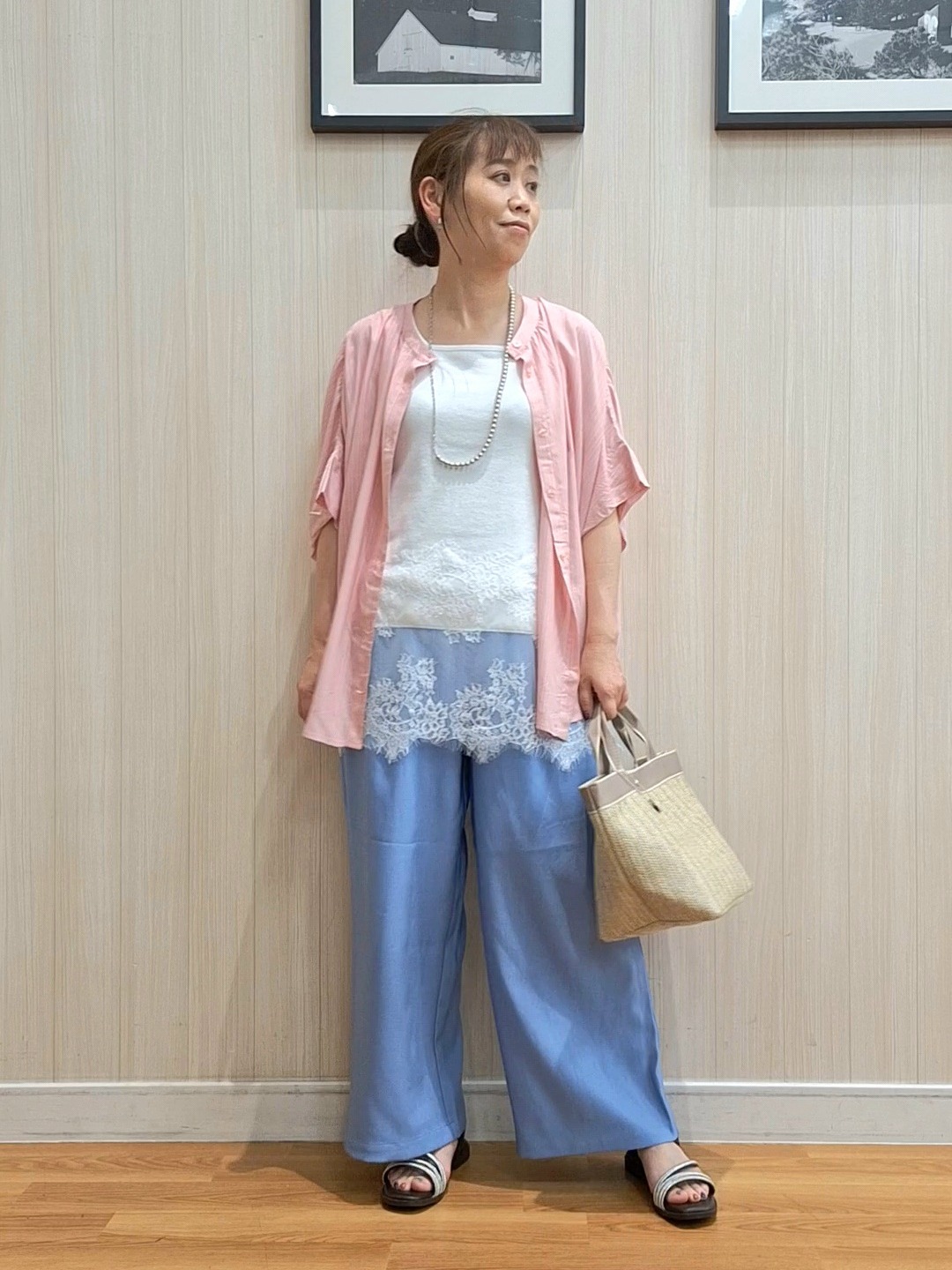 Saoさんの「SHOO･LA･RUE｜【ひんやり/洗濯機可/体型カバー】二の腕隠れる ゆるっと襟ギャザーレーヨンブラウス」を使ったコーディネート