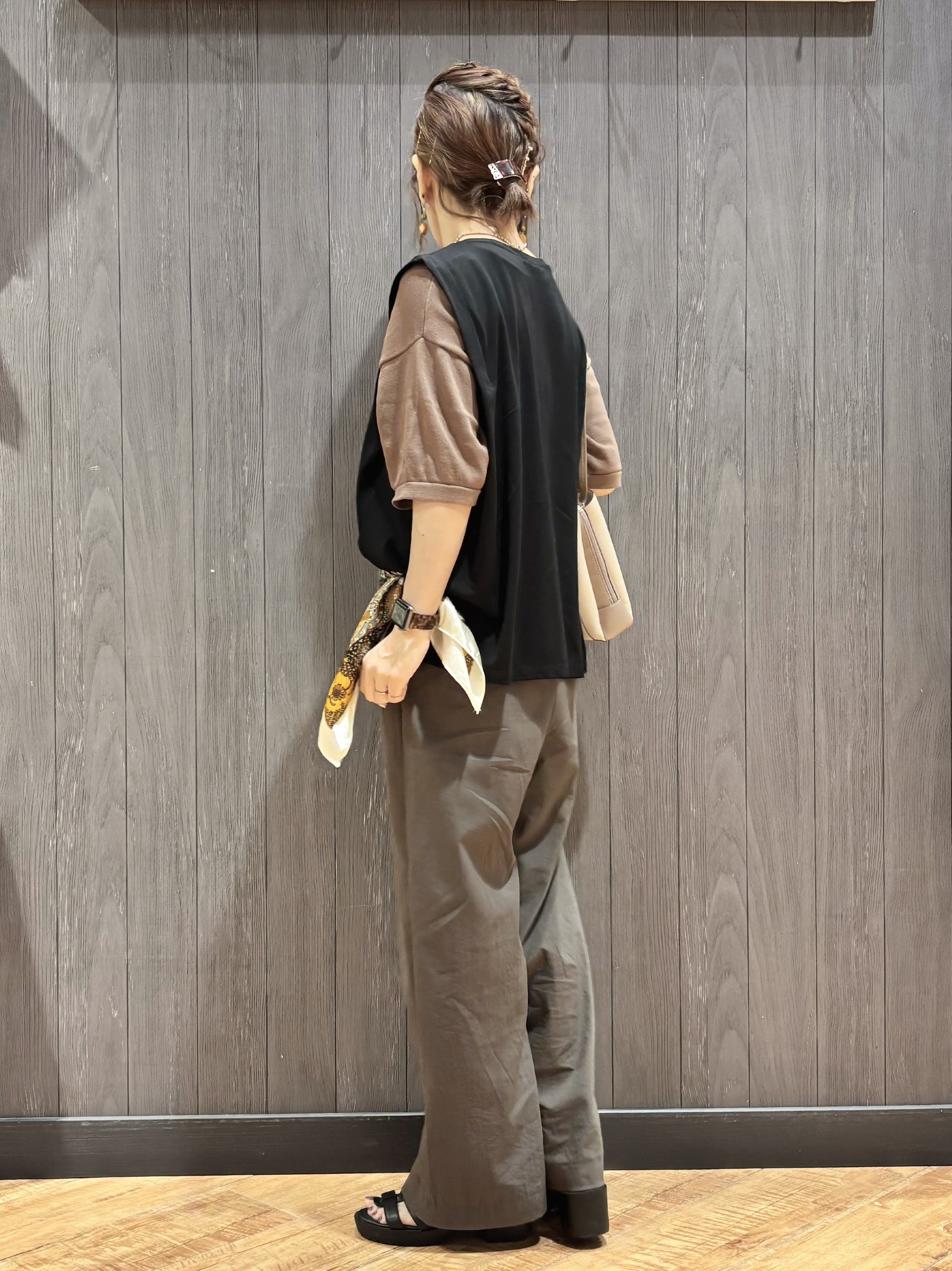 meiさんの「SHOO･LA･RUE｜【UVカット/接触冷感】とろみタックノースリーブトップス」を使ったコーディネート