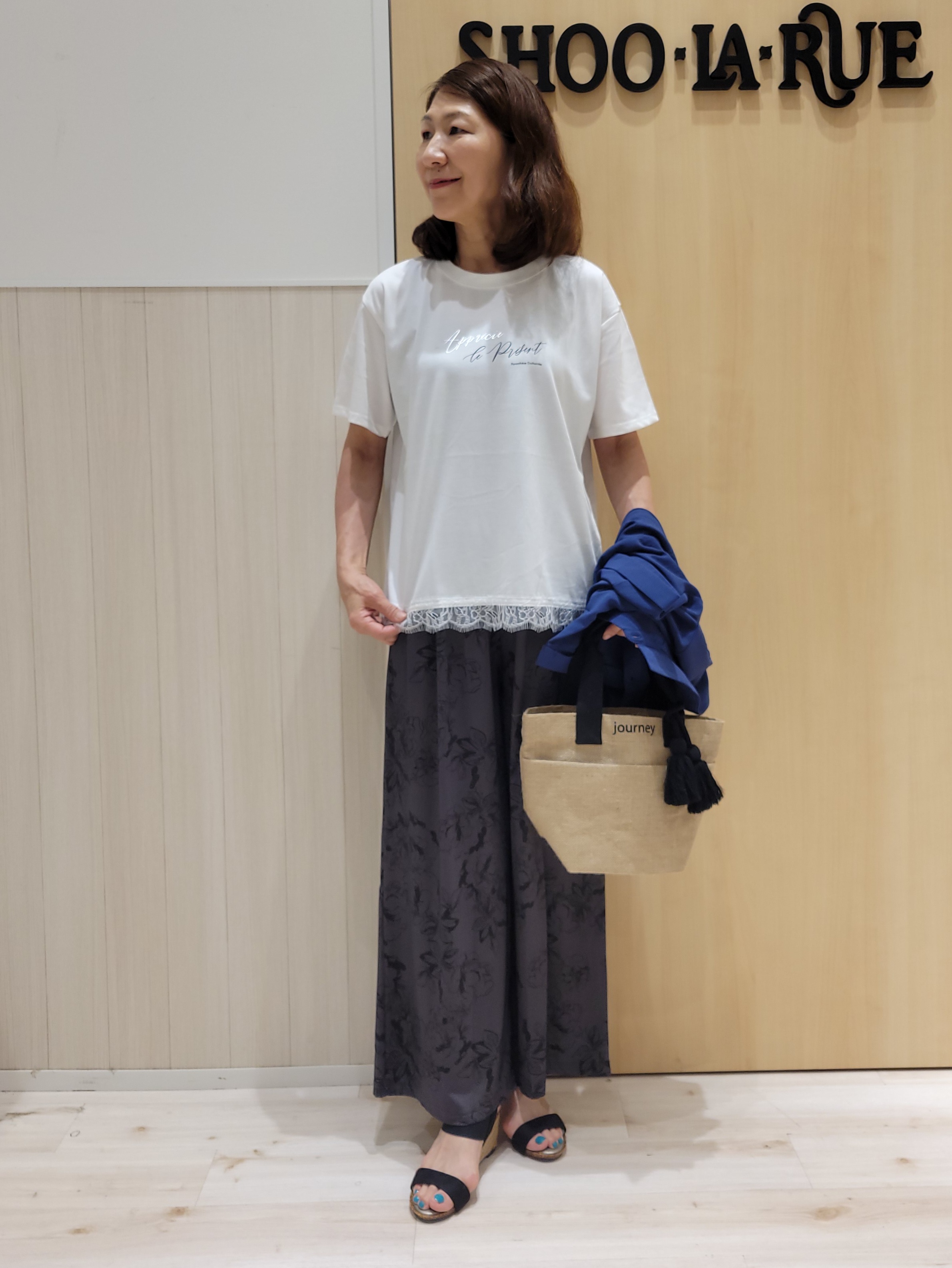 ユウさんの「SHOO･LA･RUE｜【ひんやり/洗濯機可/S-LL】肩タックとロールアップでこなれ見え デザイン半袖シャツ」を使ったコーディネート