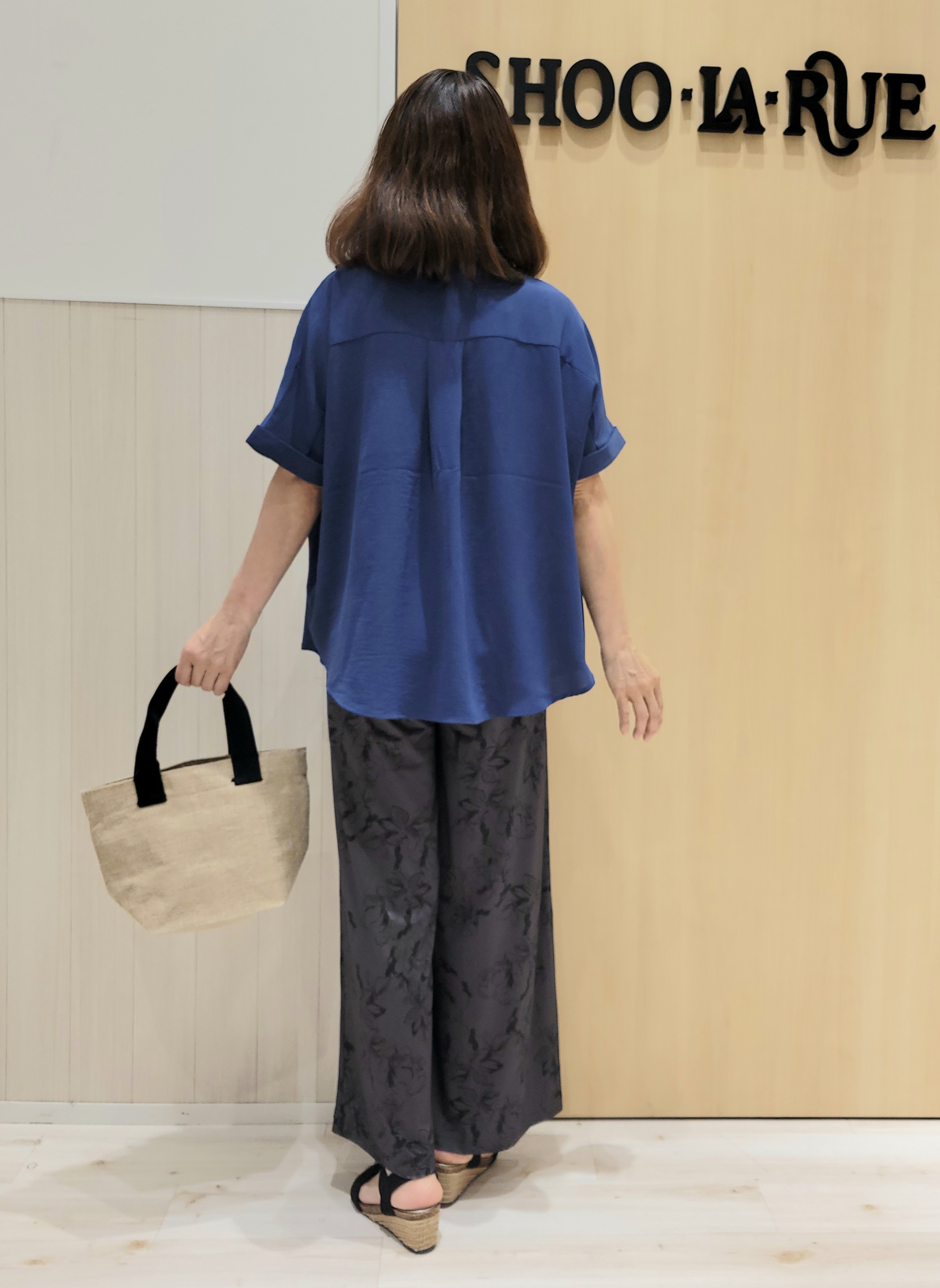 ユウさんの「SHOO･LA･RUE｜【ひんやり/洗濯機可/S-LL】肩タックとロールアップでこなれ見え デザイン半袖シャツ」を使ったコーディネート