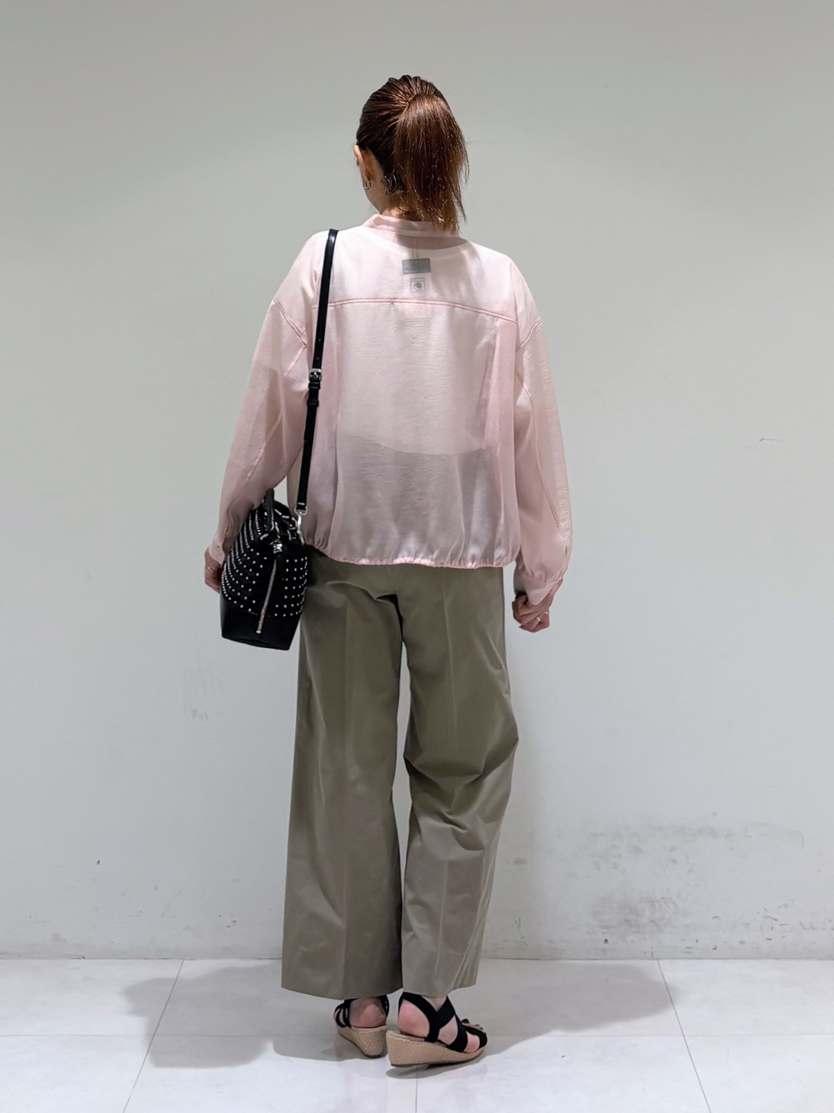 tsuyuさんの「INDIVI｜【楽ちん出し入れ】ミニスタッズ 2WAYハンドバッグ」を使ったコーディネート