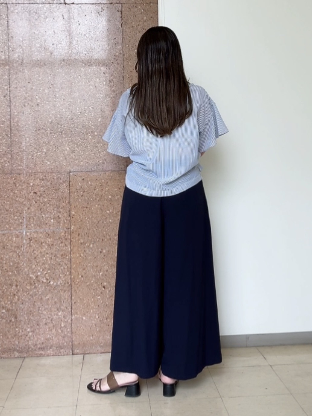 なかじさんの「UNTITLED｜【接触冷感/通気性/洗える】Vネックフリルブラウス」を使ったコーディネート