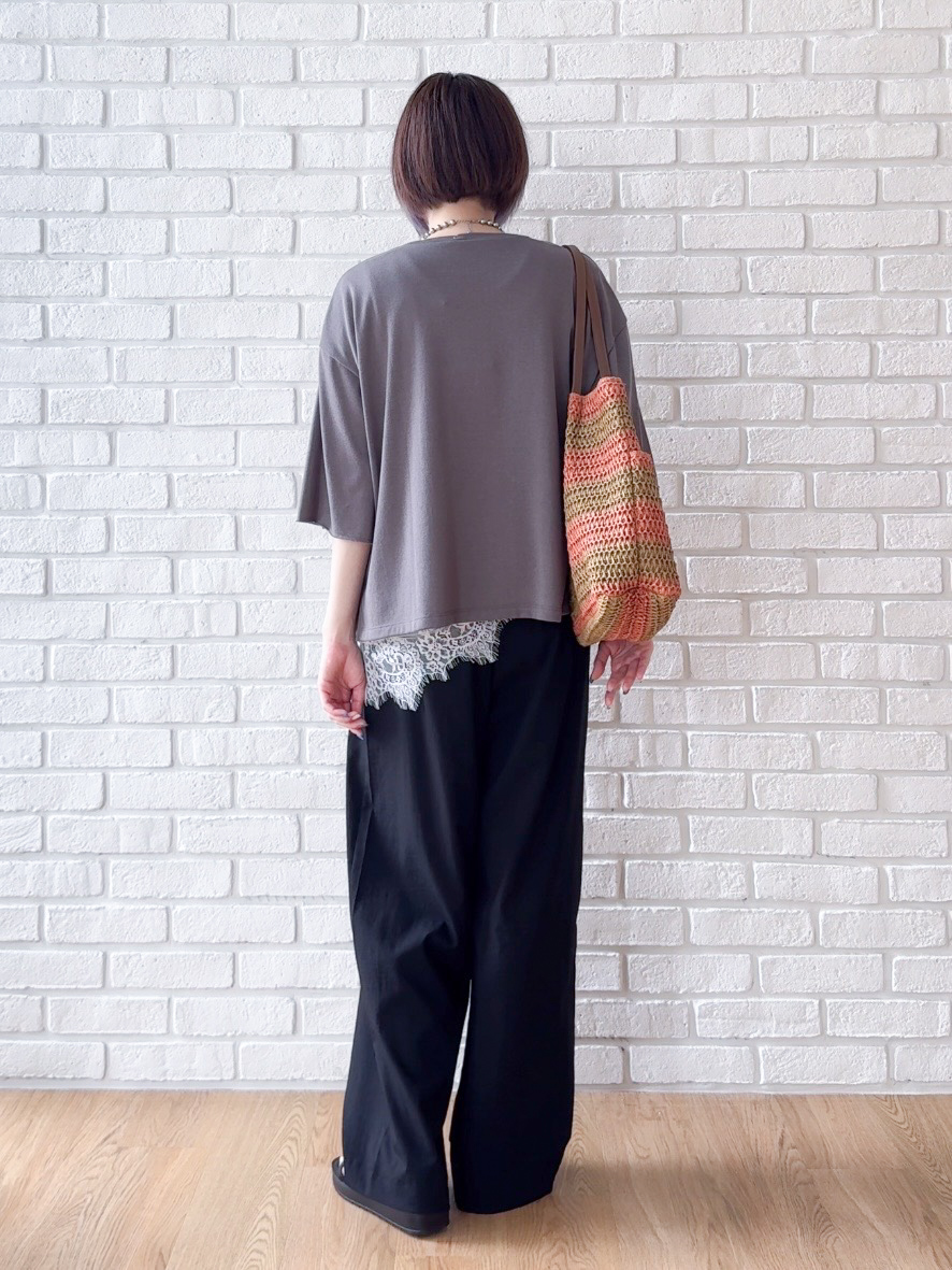 𝐜𝐡𝐢𝐤𝐚さんの「SHOO･LA･RUE｜【洗濯機可/S-LL/選べる6柄】切りっぱなしお袖がこなれカジュアル 5分袖シアーTシャツ」を使ったコーディネート