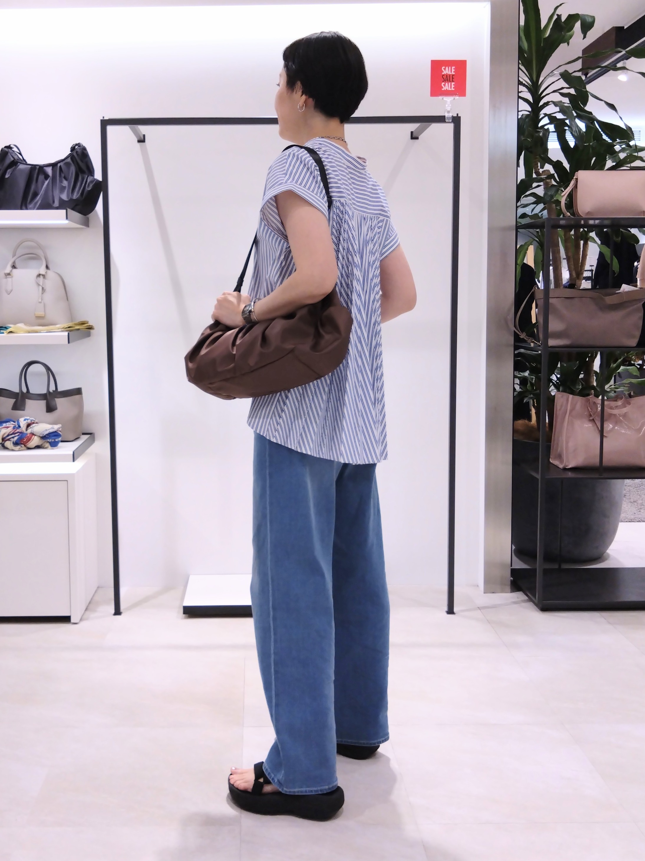 まちこさんの「UNTITLED｜【多機能付き】バックプリーツデザインブラウス」を使ったコーディネート